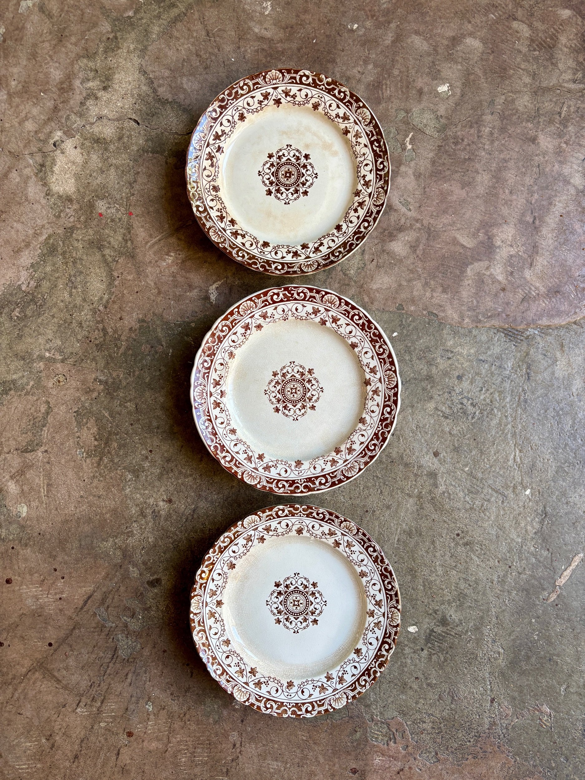 assiette-gateau-1-jules-vieillard-bordeaux-terre-fer-marron-vaisselle-vintage-axs-design-paris-france