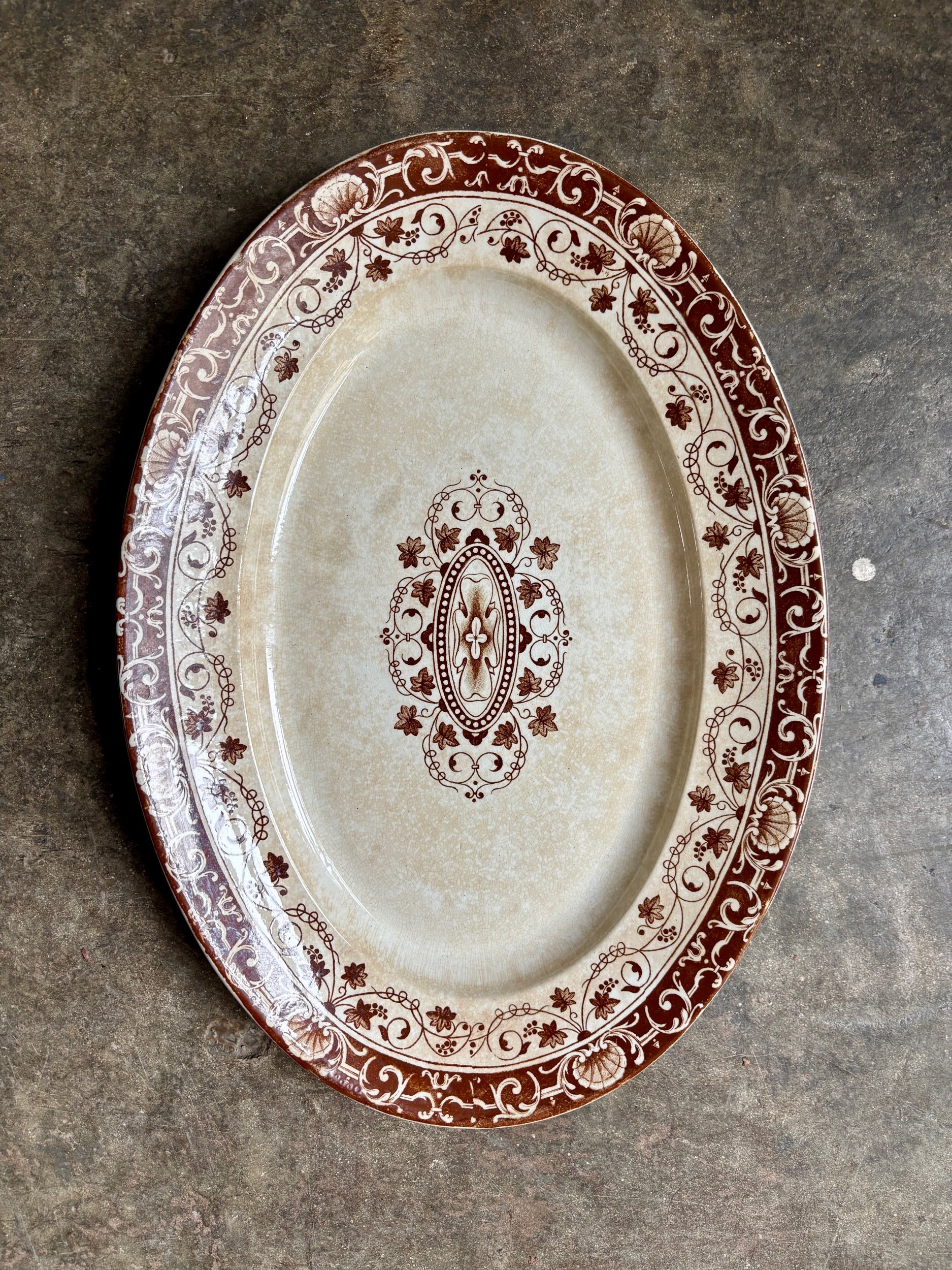 moyen-plat-ovale-jules-vieillard-bordeaux-terre-fer-marron-vaisselle-vintage-axs-design-paris-france