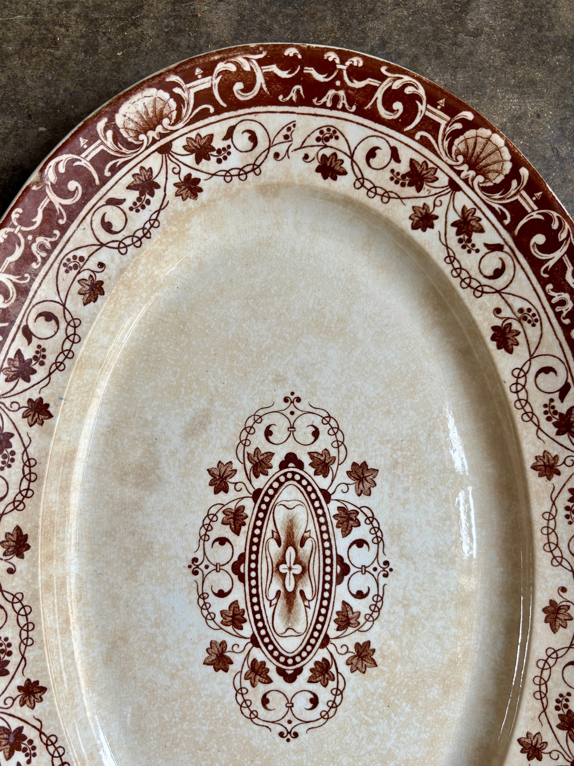 moyen-plat-ovale-jules-vieillard-bordeaux-terre-fer-marron-vaisselle-vintage-axs-design-paris-france