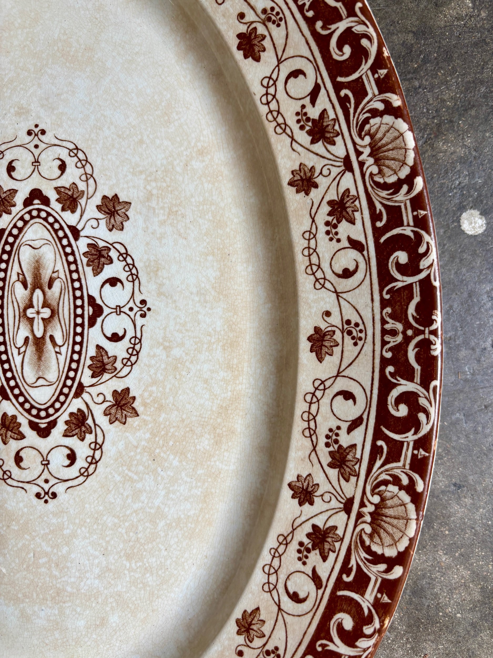 moyen-plat-ovale-jules-vieillard-bordeaux-terre-fer-marron-vaisselle-vintage-axs-design-paris-france
