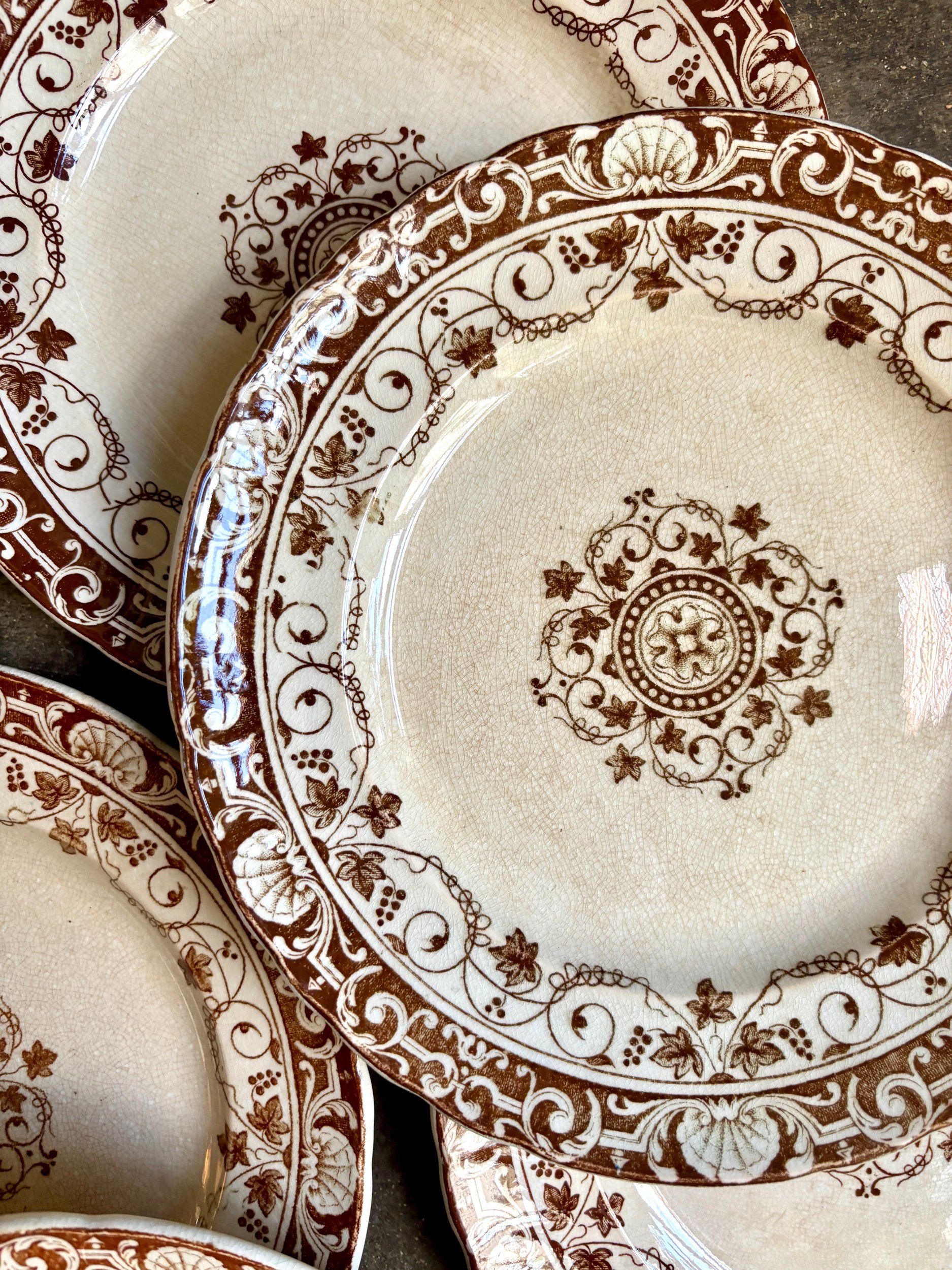 assiettes-entremet-jules-vieillard-bordeaux-terre-fer-marron-vaisselle-vintage-axs-design-paris-france
