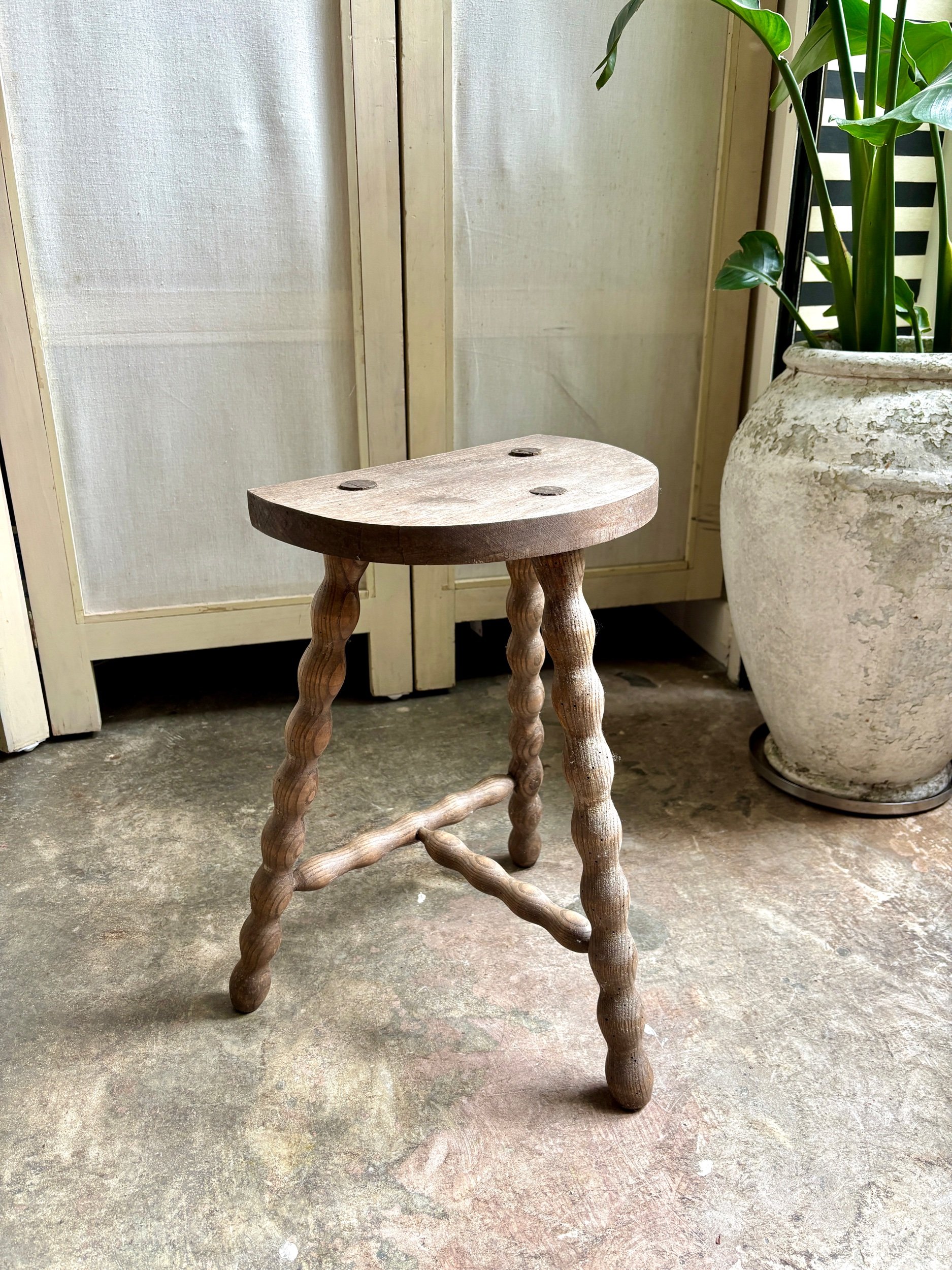 tabouret-tripode-bois-fonce-tourne-2-assise-vintage-axs-design-paris-france