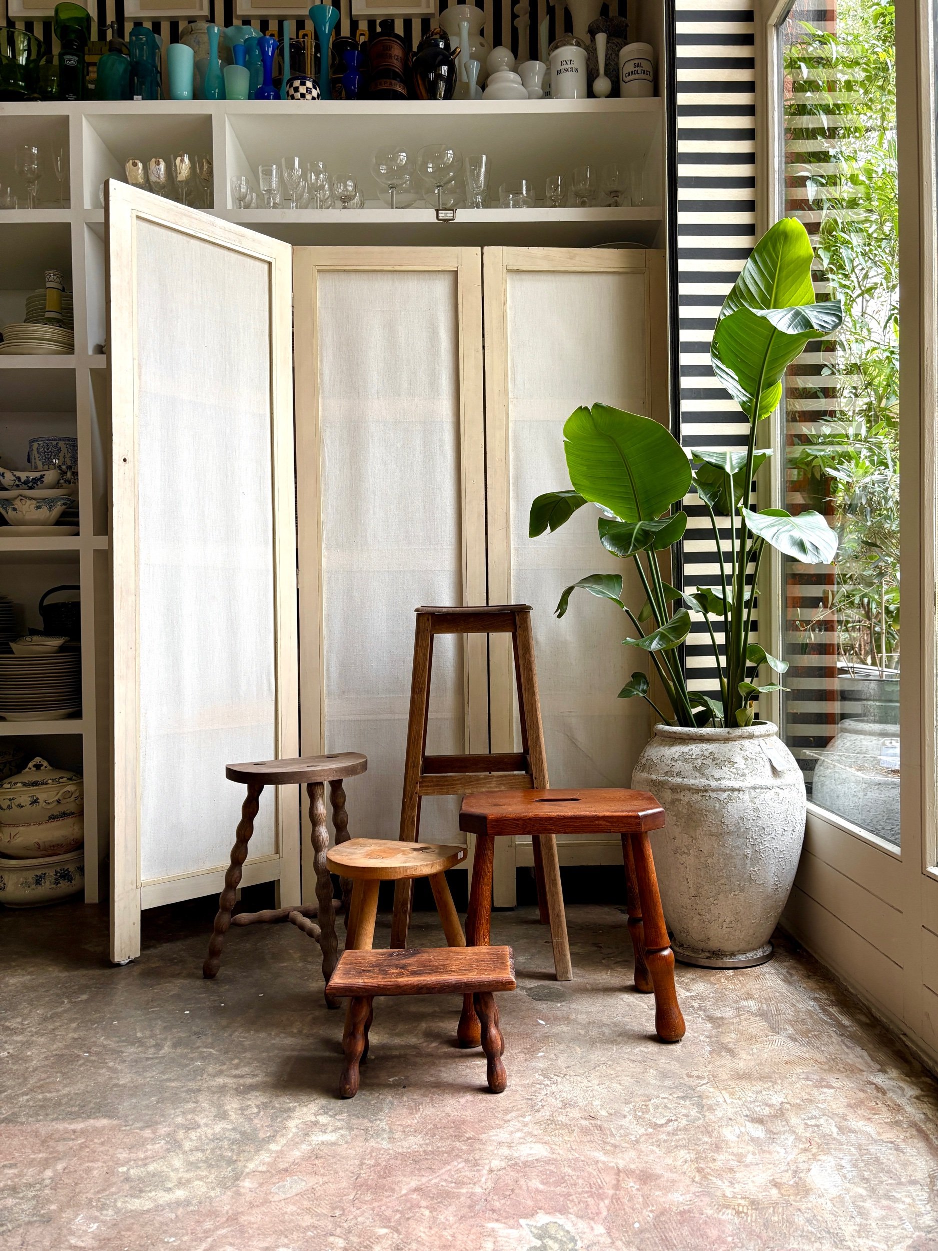 tabouret-tripode-bois-clair-assise-decoration-vintage-axs-design-paris-france