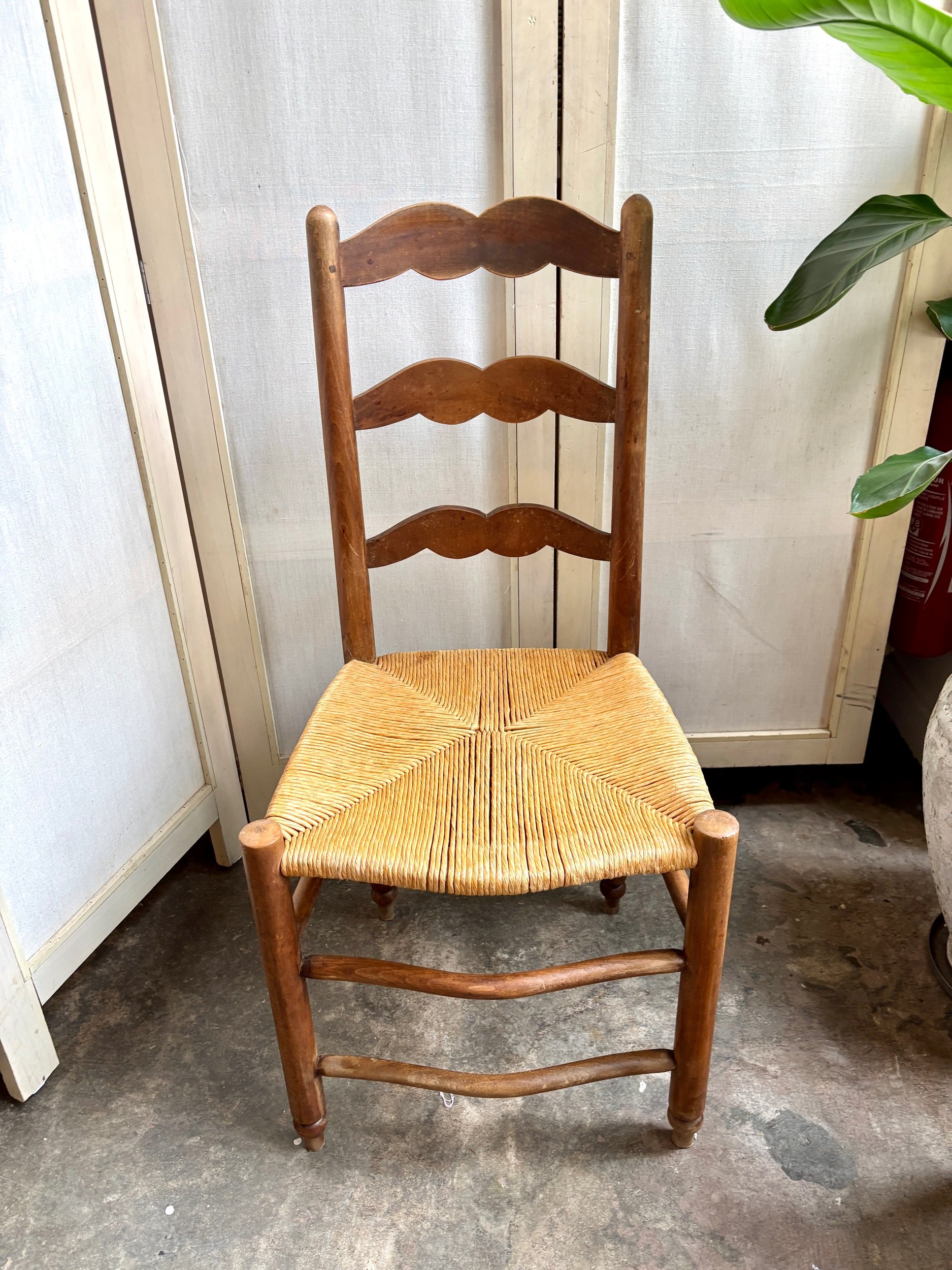 chaise-provencale-2-bois-fonce-paille-assise-vintage-axs-design-paris-france
