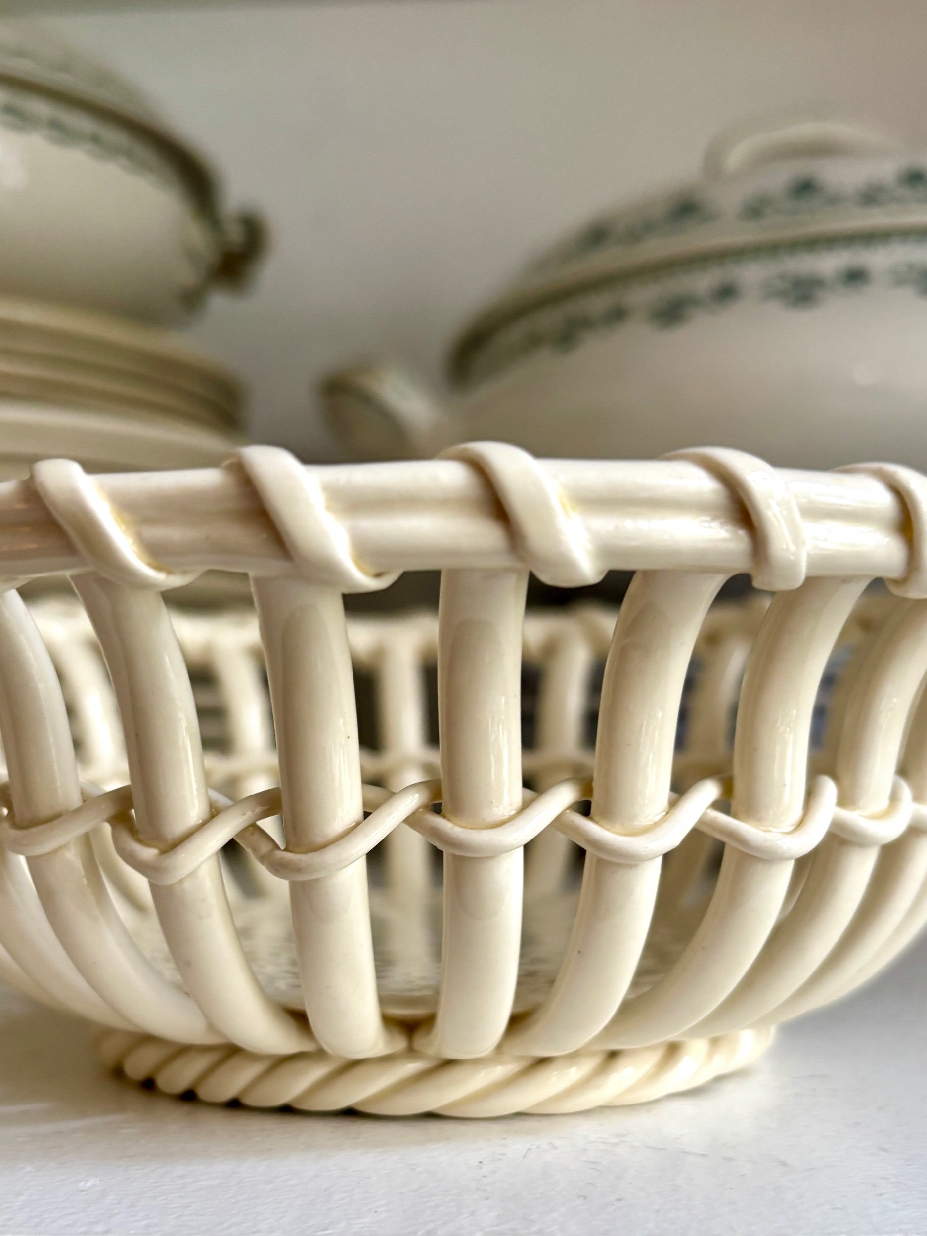 moyenne-coupe-ronde-terre-de-fer-ajouree-ecru-wedgwood-art-table-decoration-vintage-classique-axs-design-paris-france