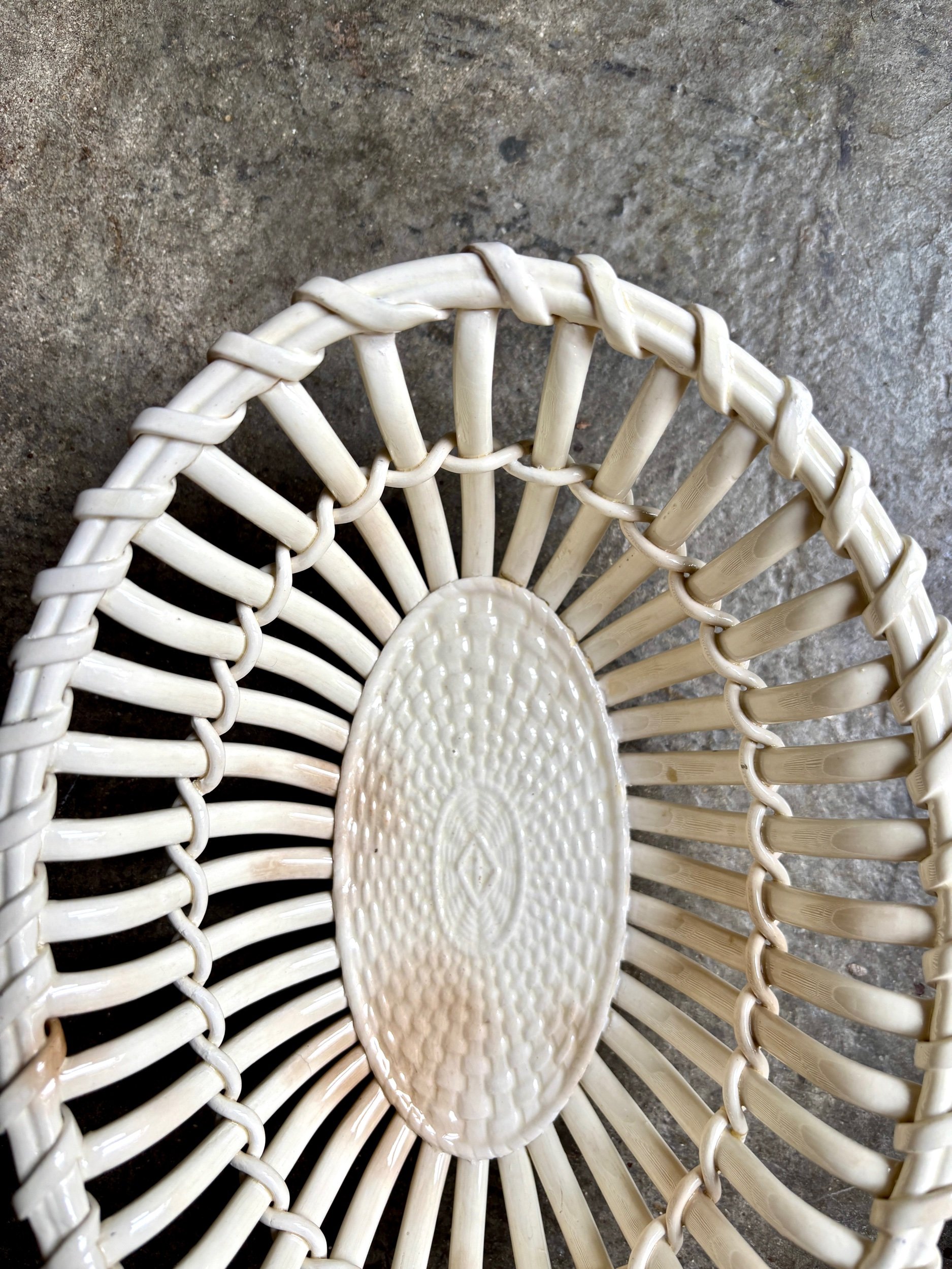 petite-coupe-ovale-terre-de-fer-ajouree-ecru-wedgwood-art-table-decoration-vintage-classique-axs-design-paris-france
