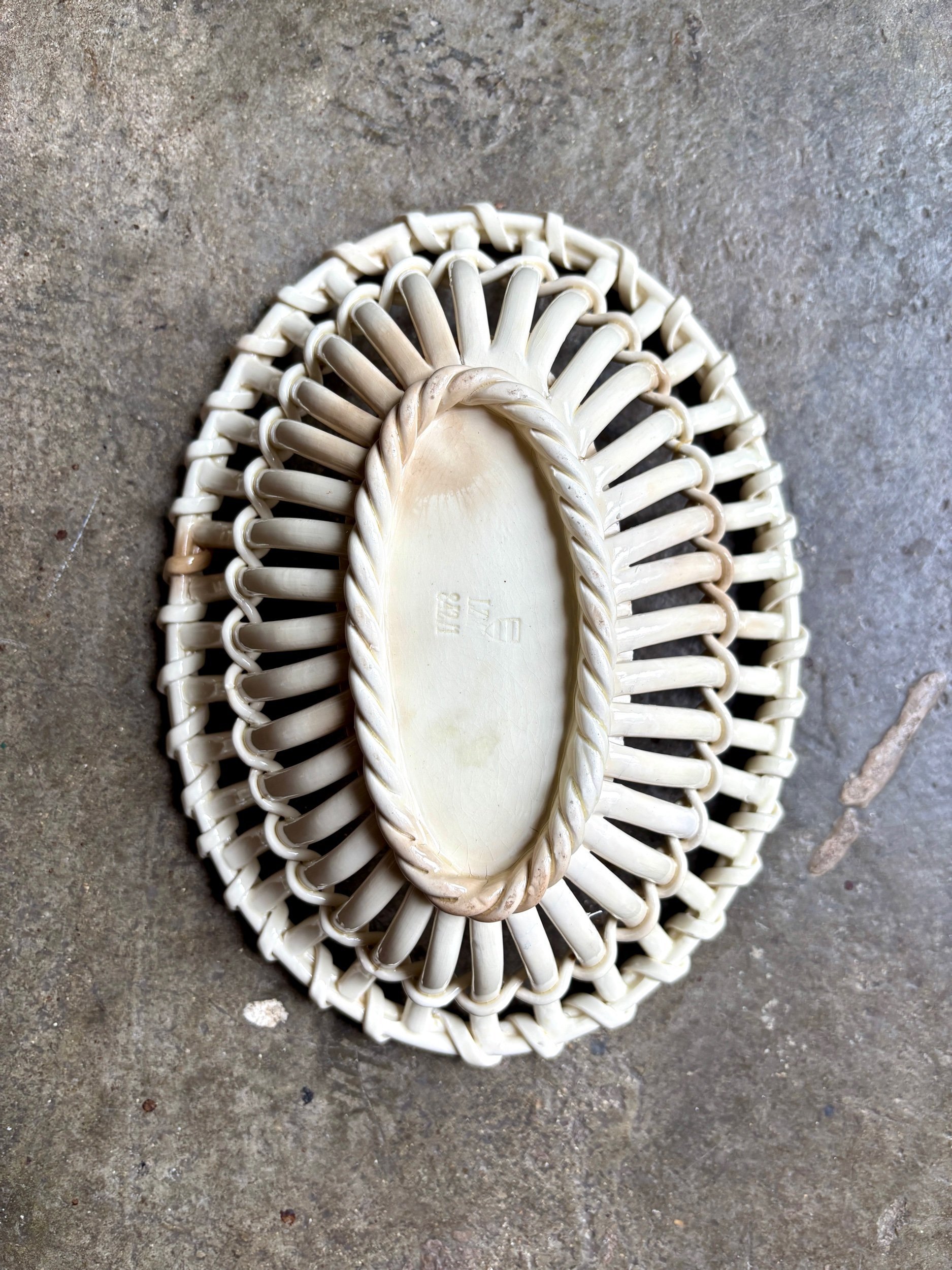 petite-coupe-ovale-terre-de-fer-ajouree-ecru-wedgwood-art-table-decoration-vintage-classique-axs-design-paris-france