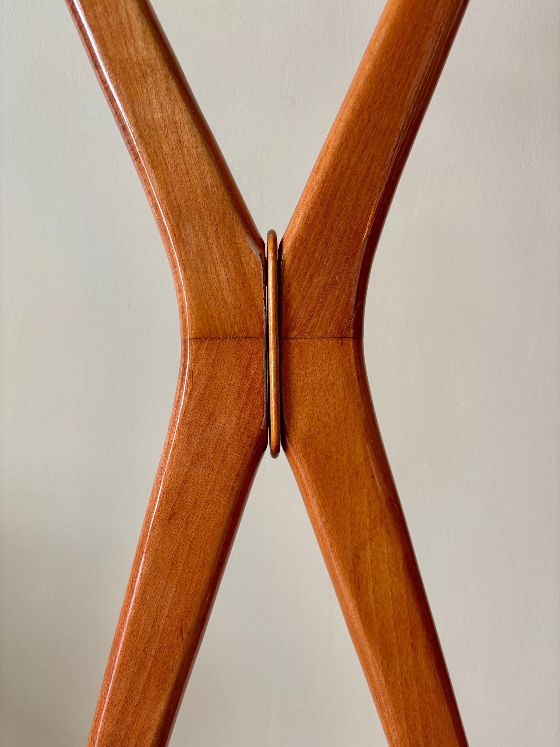 valet-chambre-bois-ico-parisi-fratelli-reguitti-1950-rangement-vintage-masterpiece-axs-design-paris-france