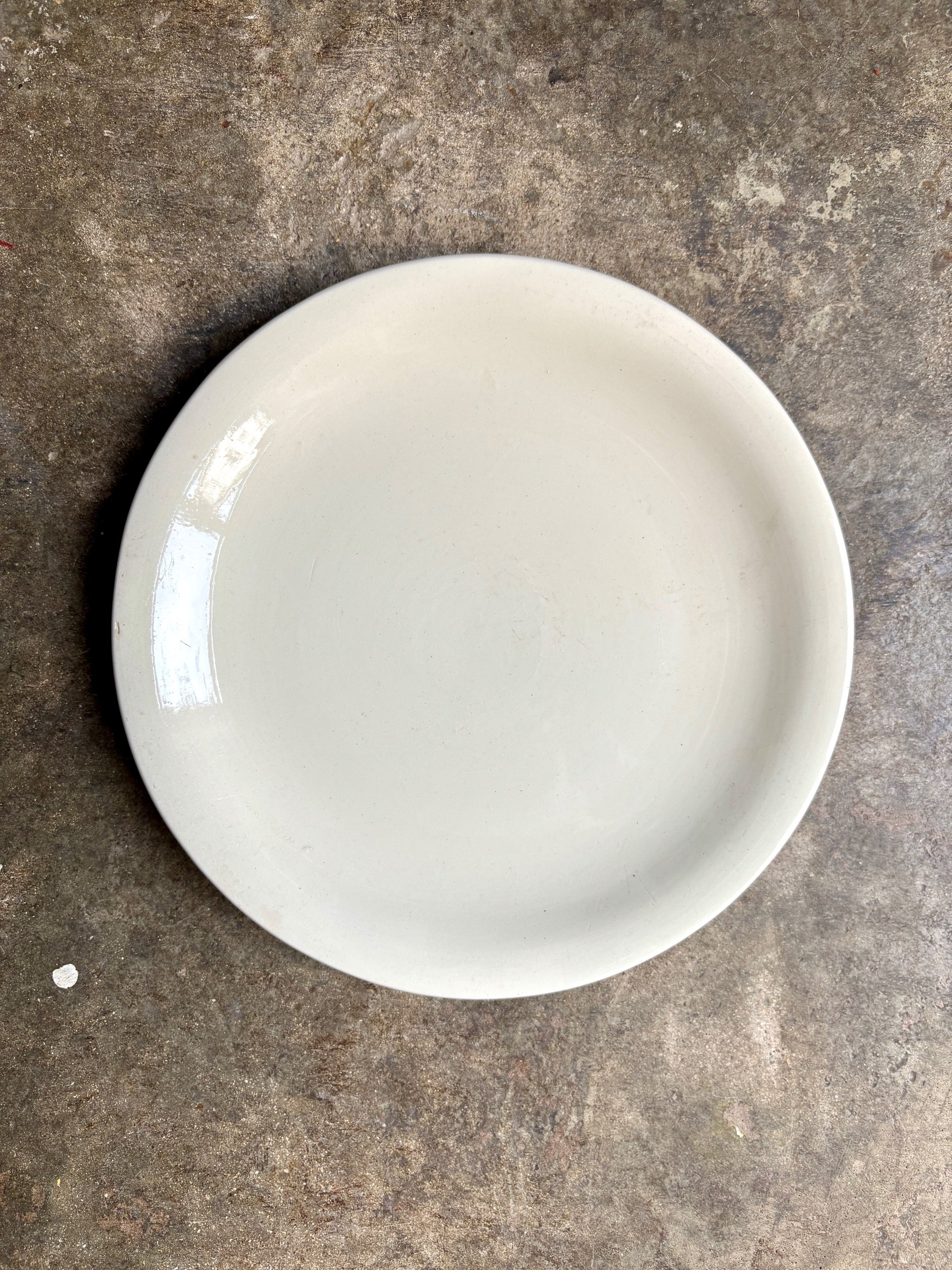 assiette-gateau-faience-ecru-sarreguemines-vaisselle-vintage-axs-design-paris-france
