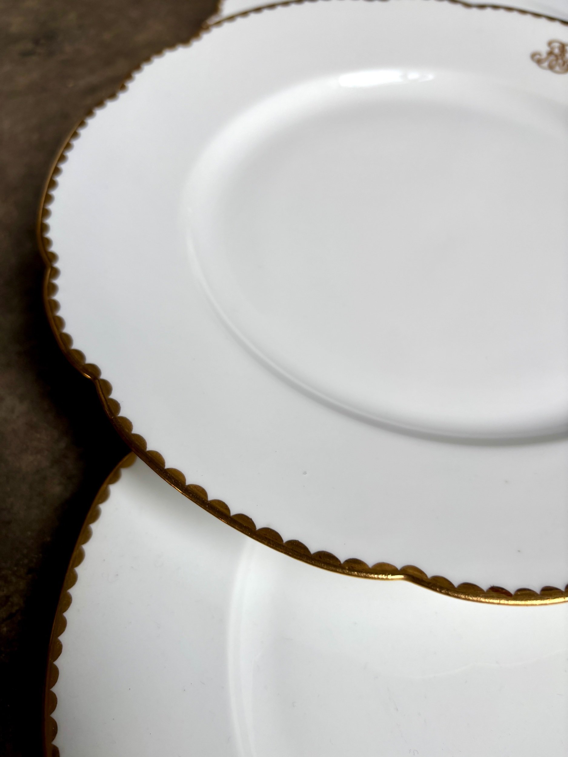 Assiettes-plates-porcelaine-monogramme-vaisselle-vintage-axs-design-paris-france