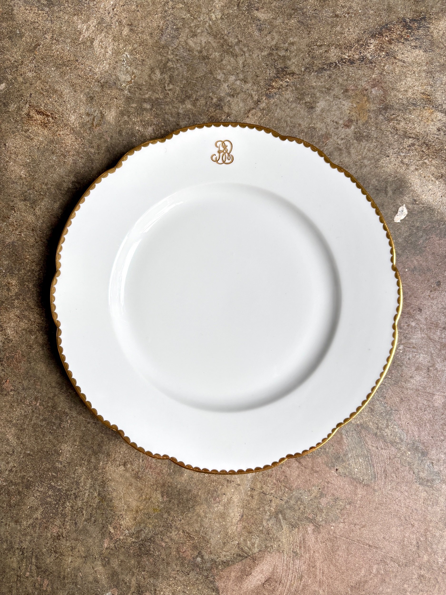 Assiette-plate-porcelaine-monogramme-vaisselle-vintage-axs-design-paris-france