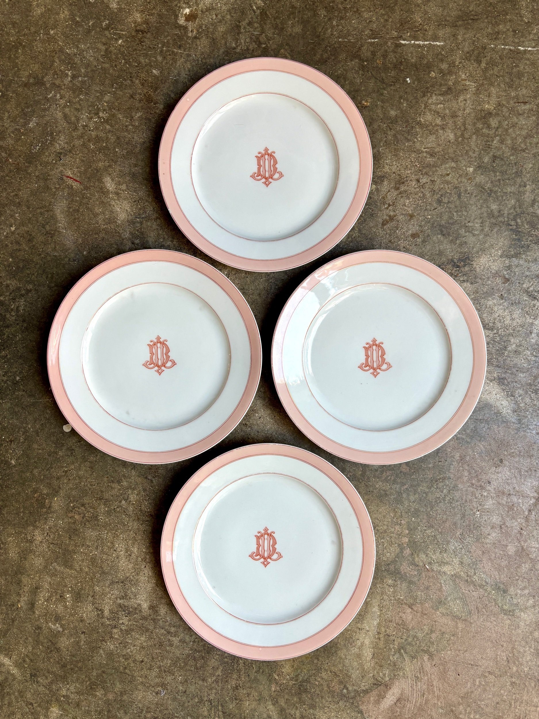 assiettes-dessert-porcelaine-rose-blanc-vaisselle-vintage-axs-design-paris-france