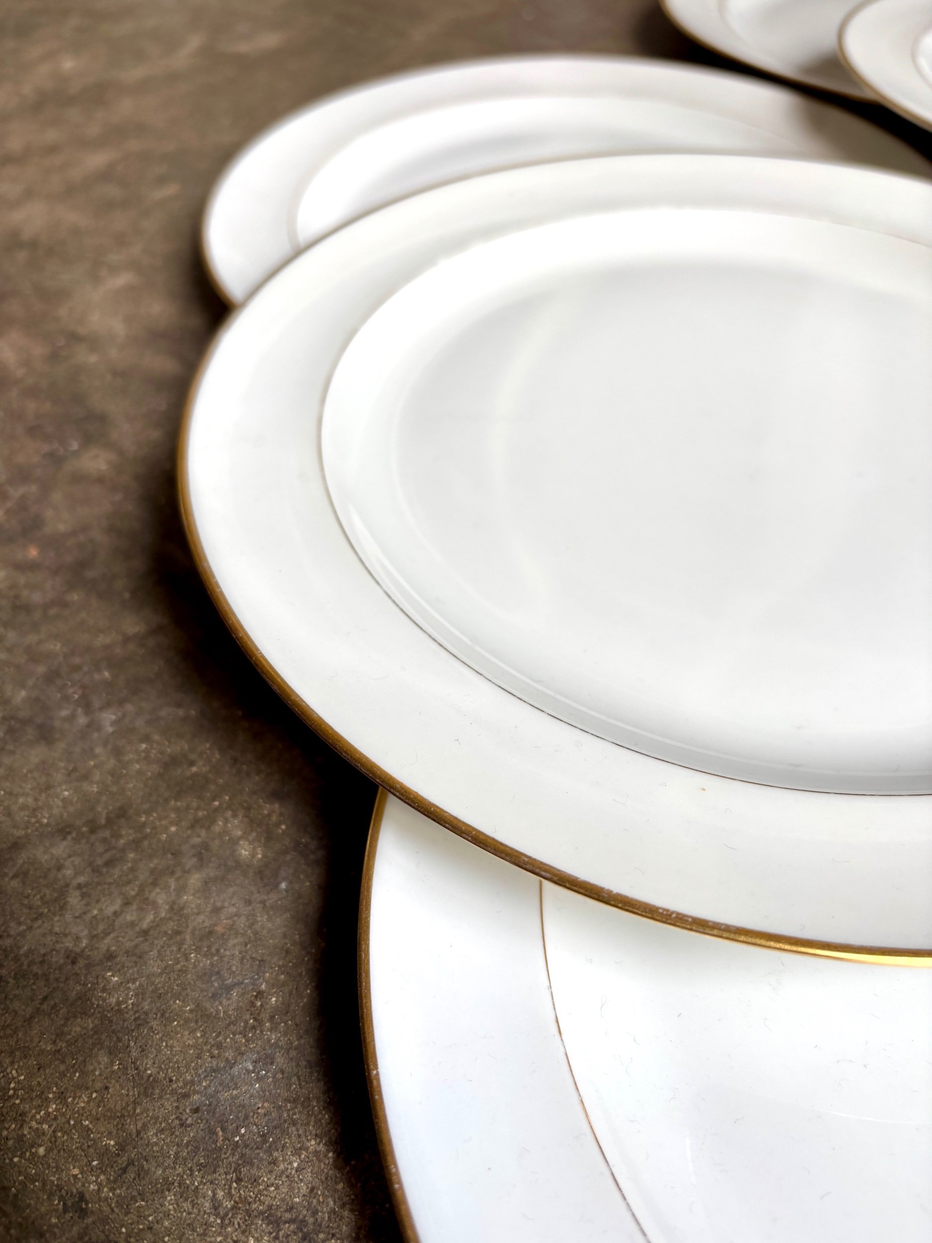 6-assiettes-plates-porcelaine-limoges-a-vignaud-pavillon-damremont-blanc-dore-vaisselle-vintage-axs-design-paris-france