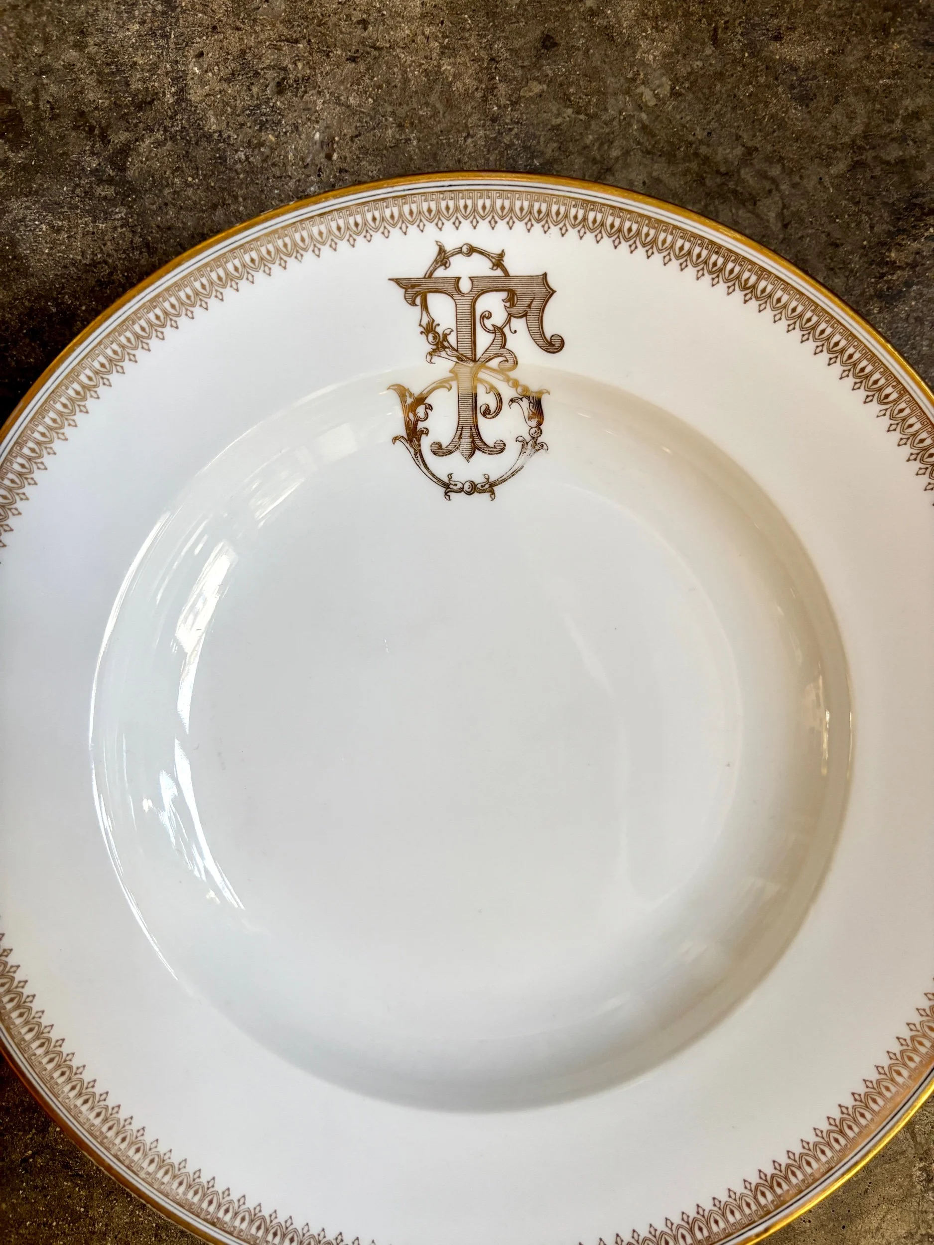 assiette-creuse-porcelaine-dore-monogramme-f-vaisselle-vintage-paris-france
