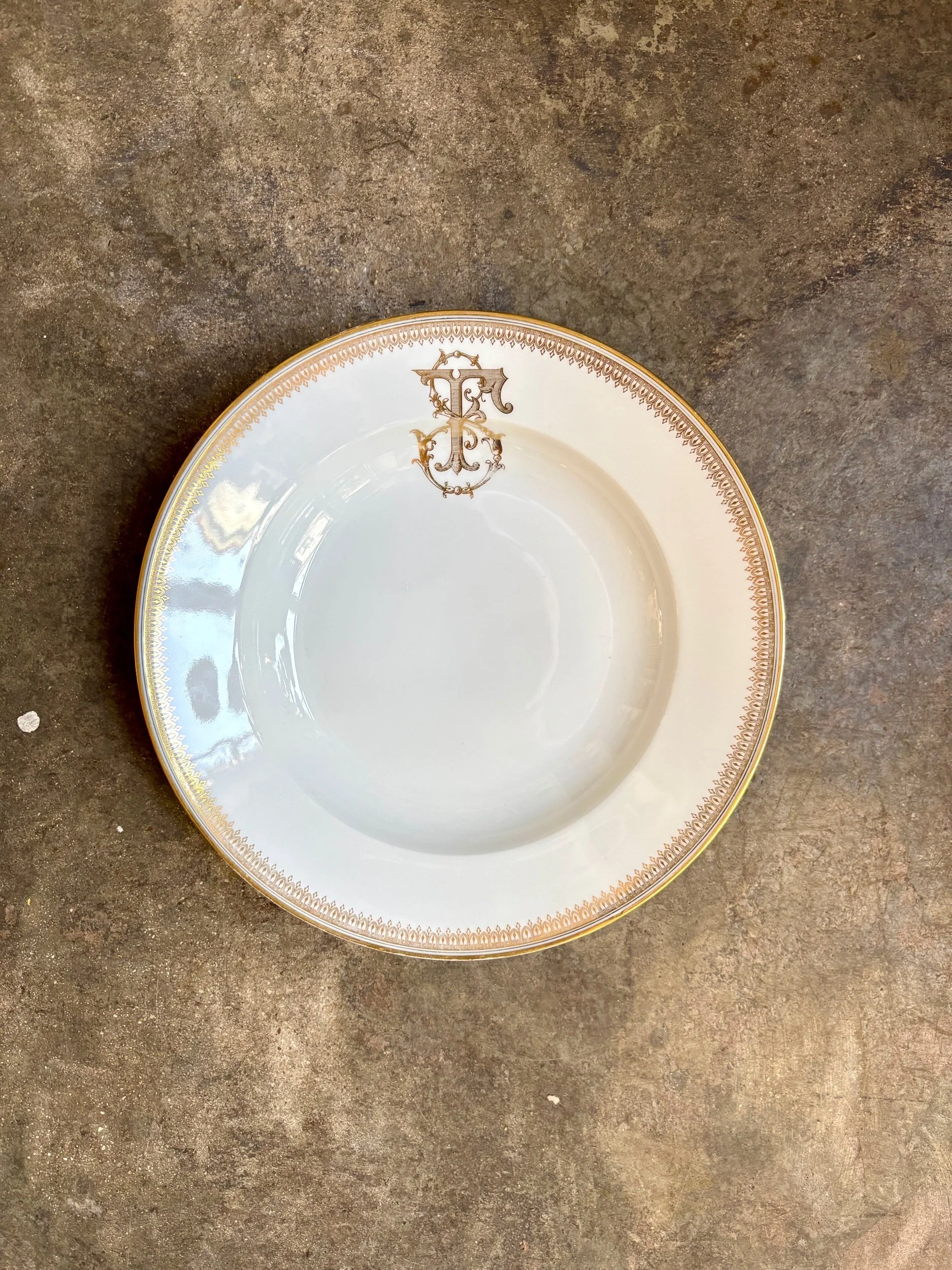assiette-creuse-porcelaine-dore-monogramme-f-vaisselle-vintage-paris-france
