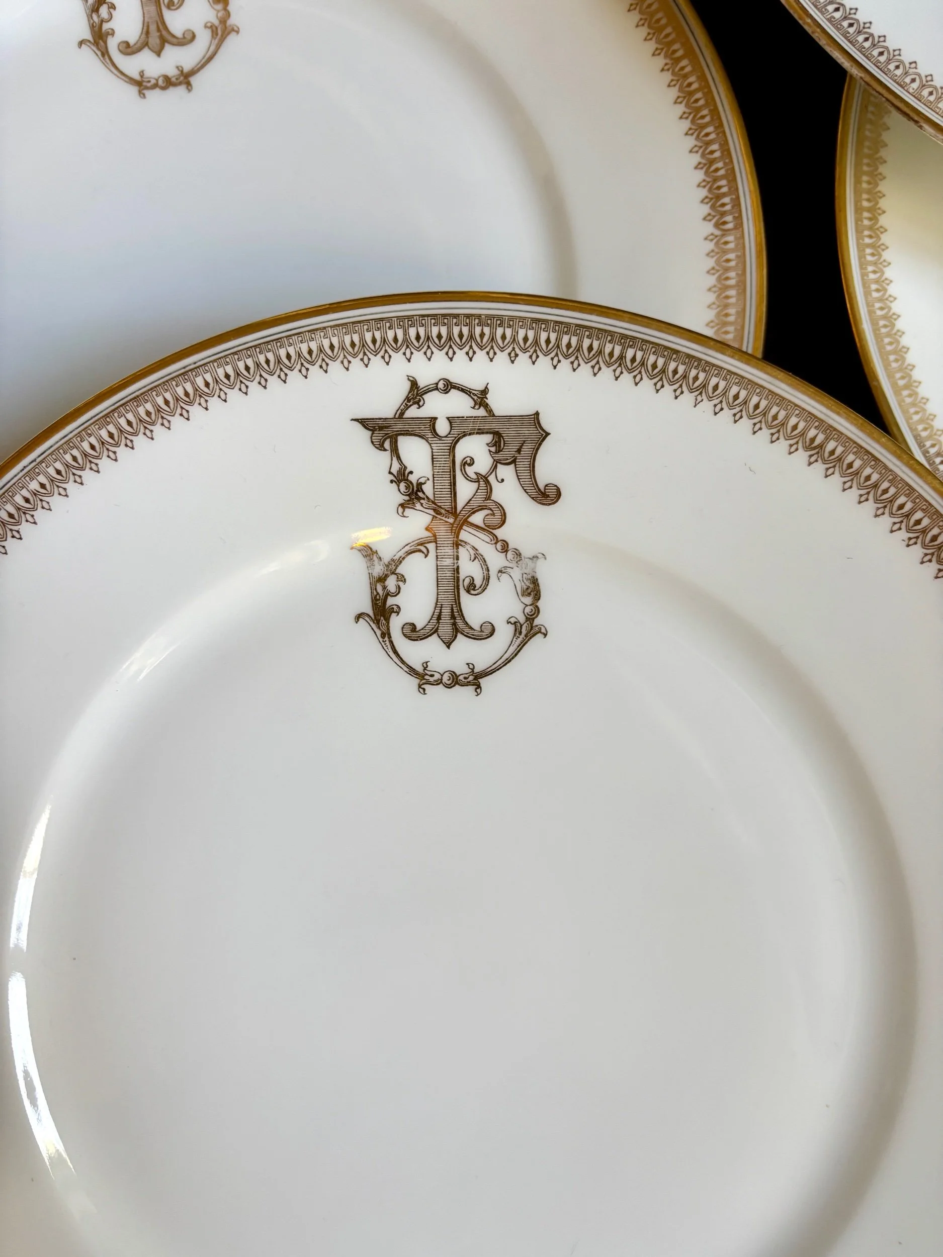 6-assiettes-plates-porcelaine-dore-monogramme-f-vaisselle-vintage-classique-axs-design-paris-france