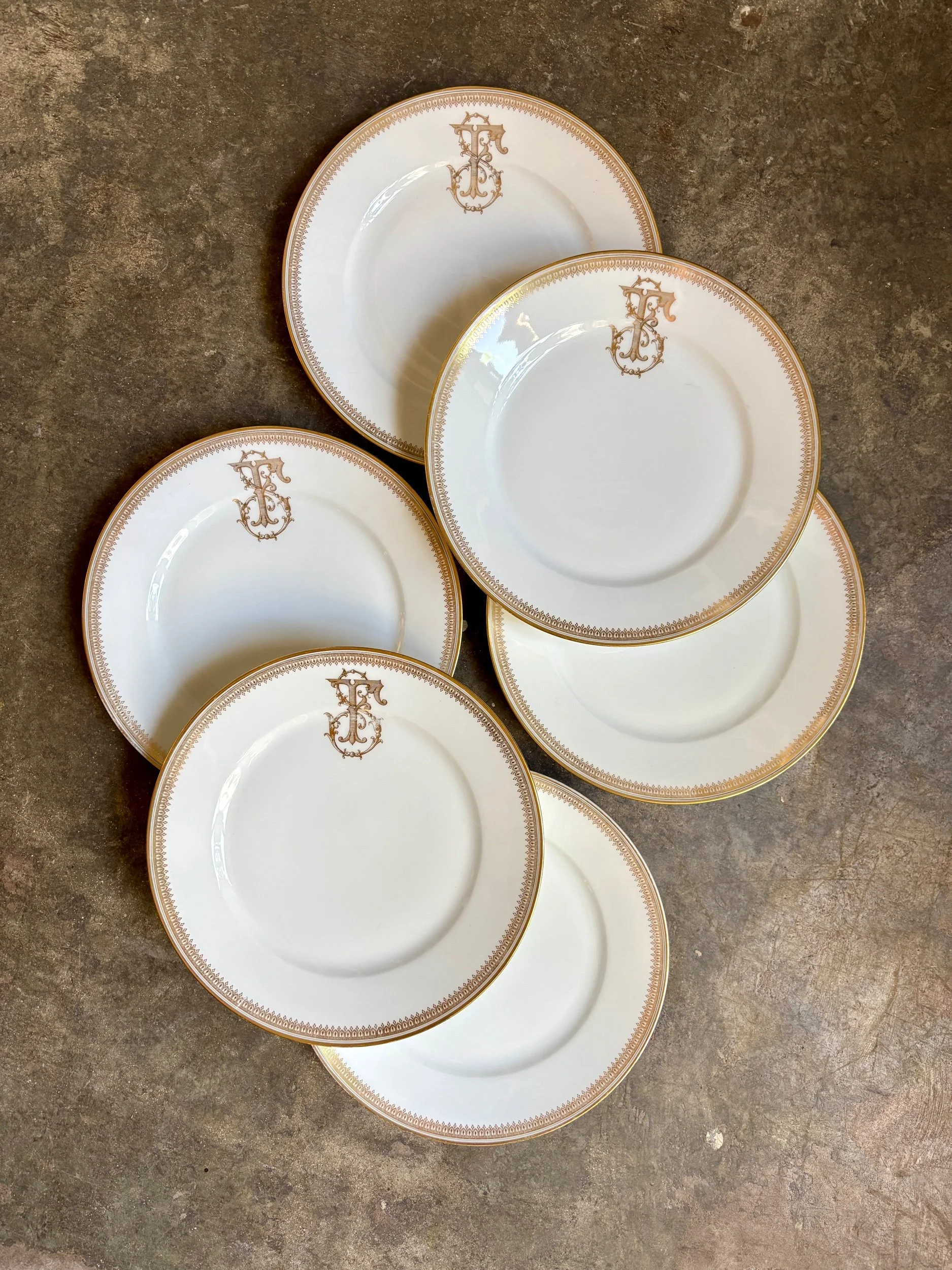 6-assiettes-plates-porcelaine-dore-monogramme-f-vaisselle-vintage-classique-axs-design-paris-france