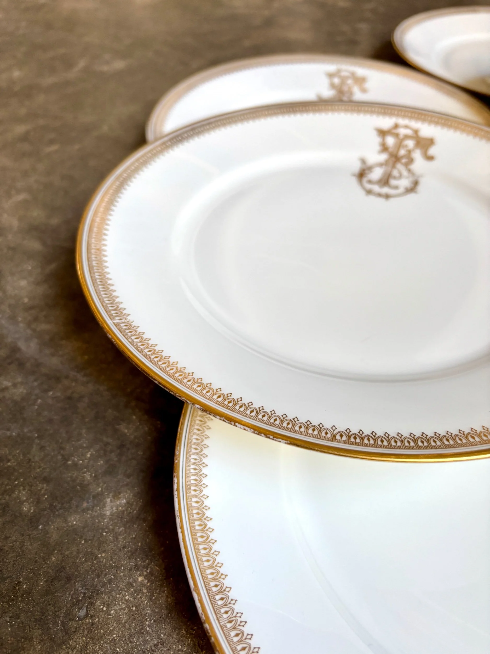 6-assiettes-plates-porcelaine-dore-monogramme-f-vaisselle-vintage-classique-axs-design-paris-france