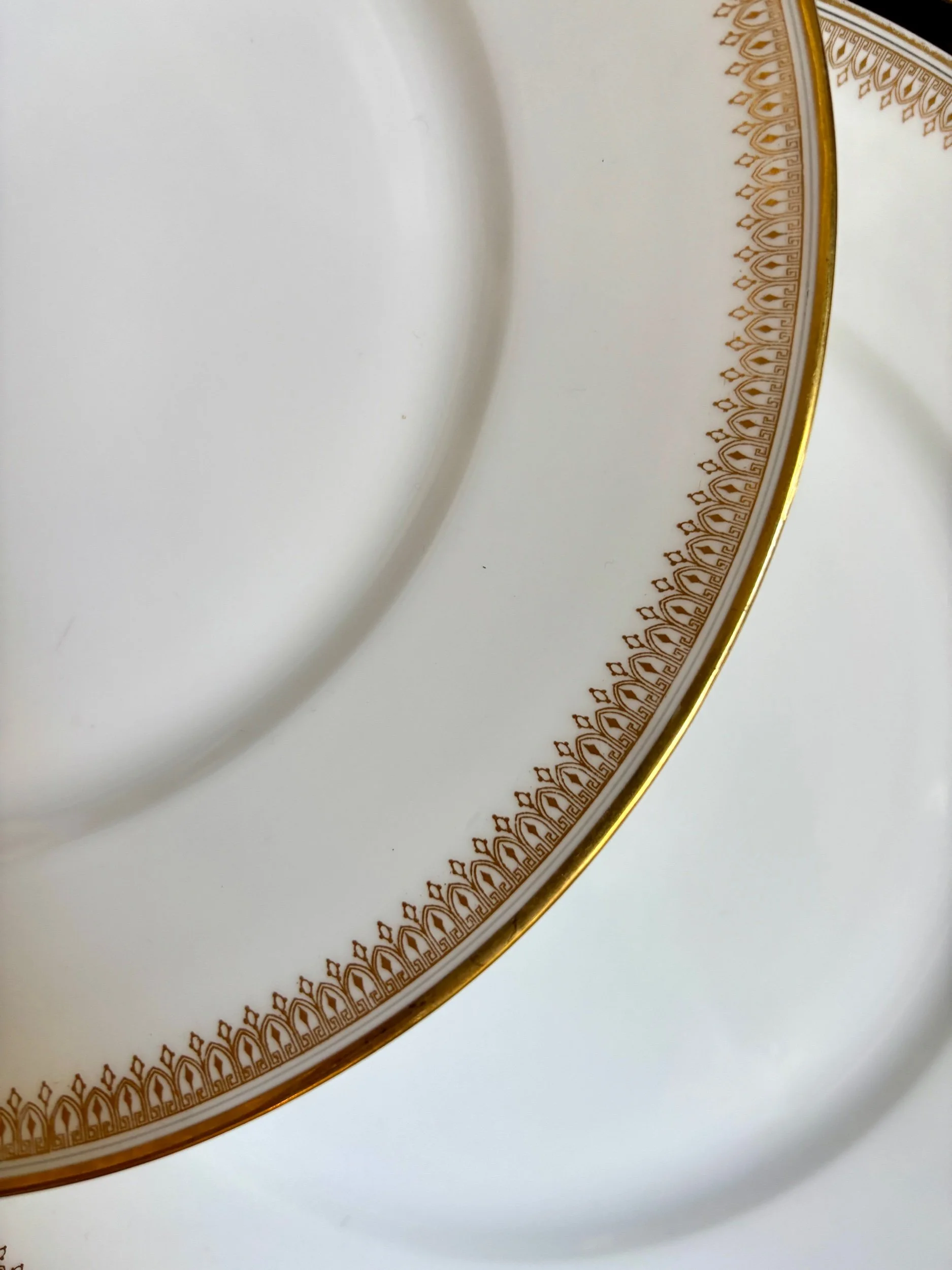 6-assiettes-plates-porcelaine-dore-monogramme-f-vaisselle-vintage-classique-axs-design-paris-france