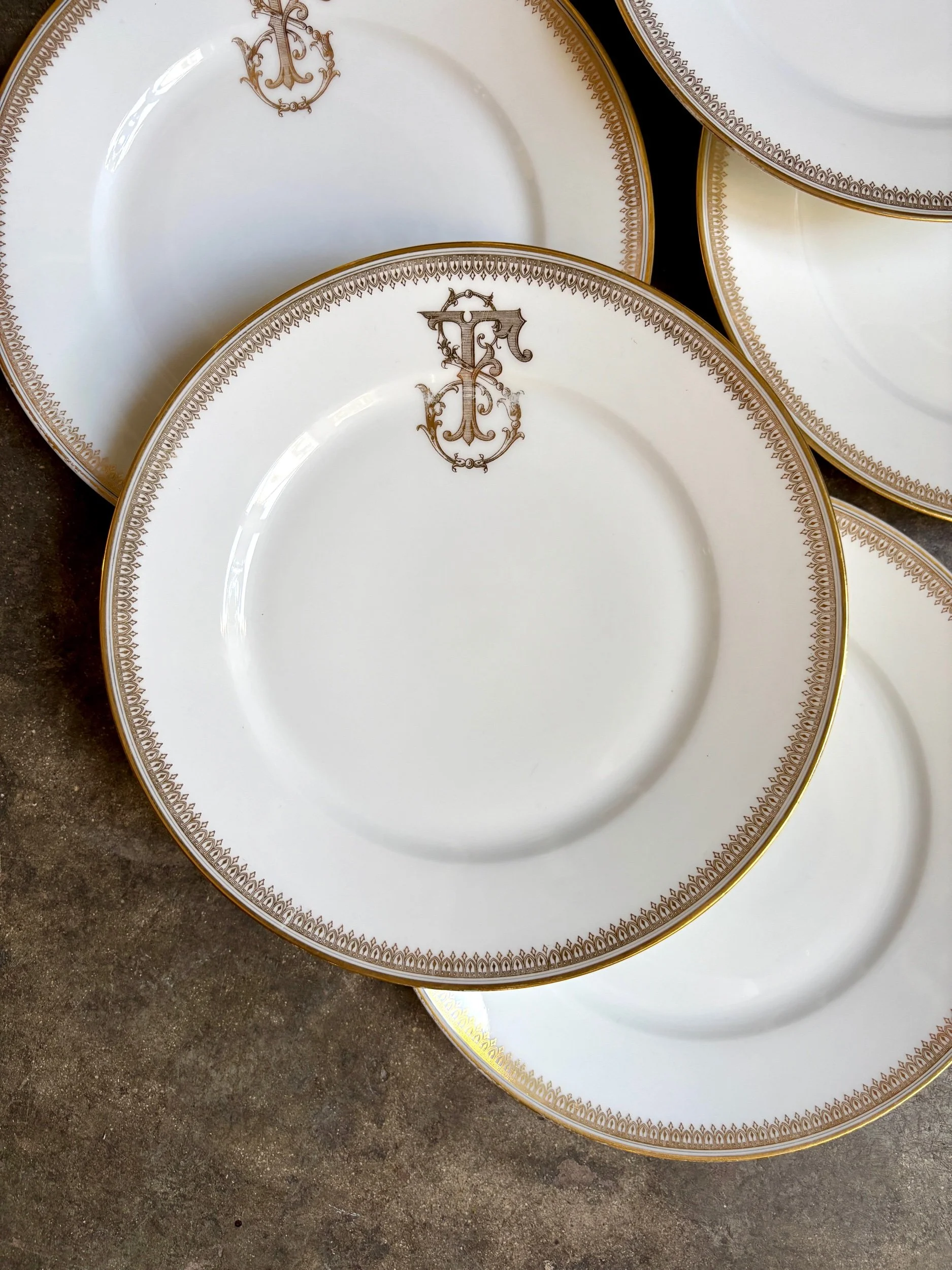 6-assiettes-plates-porcelaine-dore-monogramme-f-vaisselle-vintage-classique-axs-design-paris-france