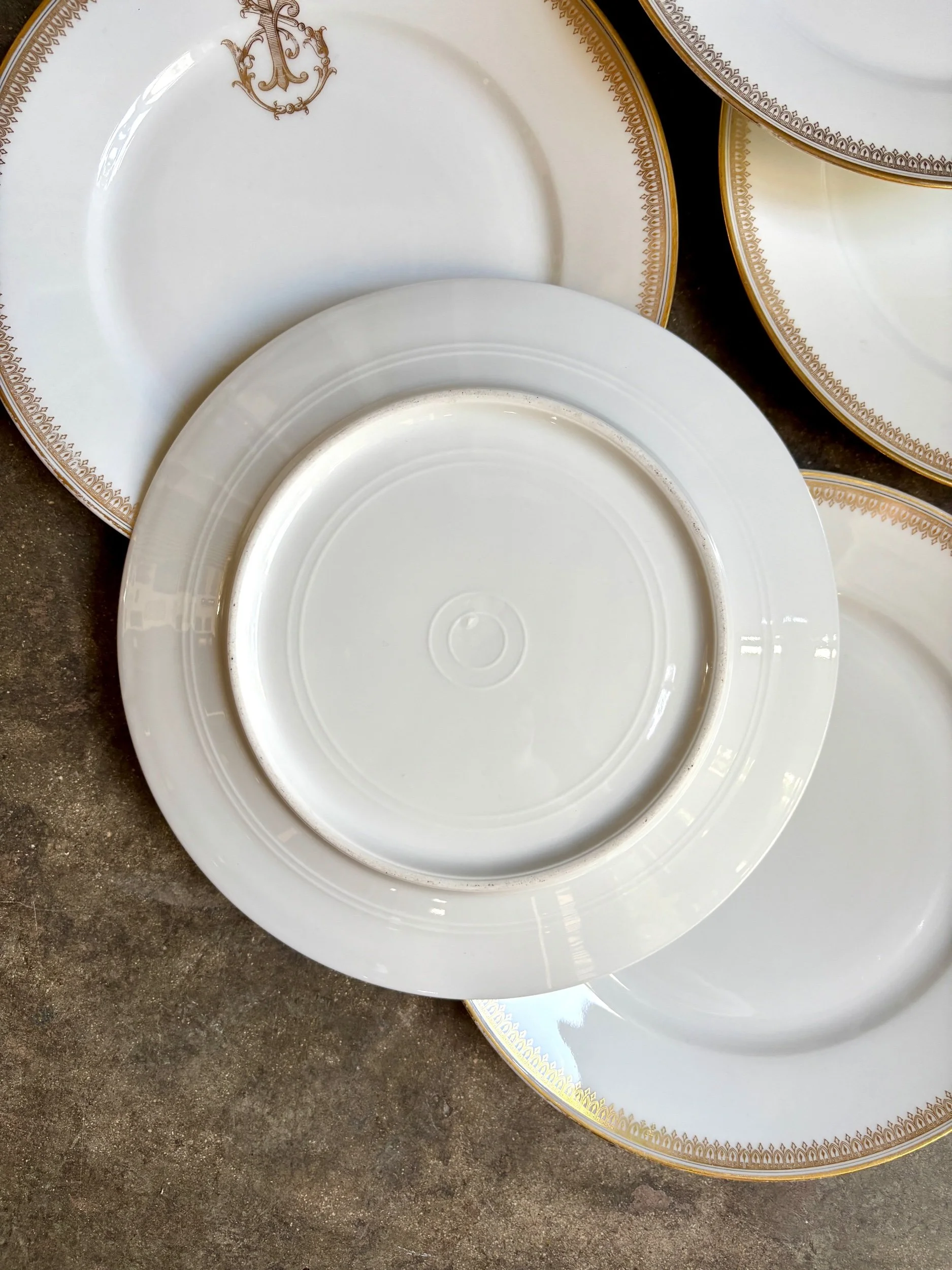 6-assiettes-plates-porcelaine-dore-monogramme-f-vaisselle-vintage-classique-axs-design-paris-france