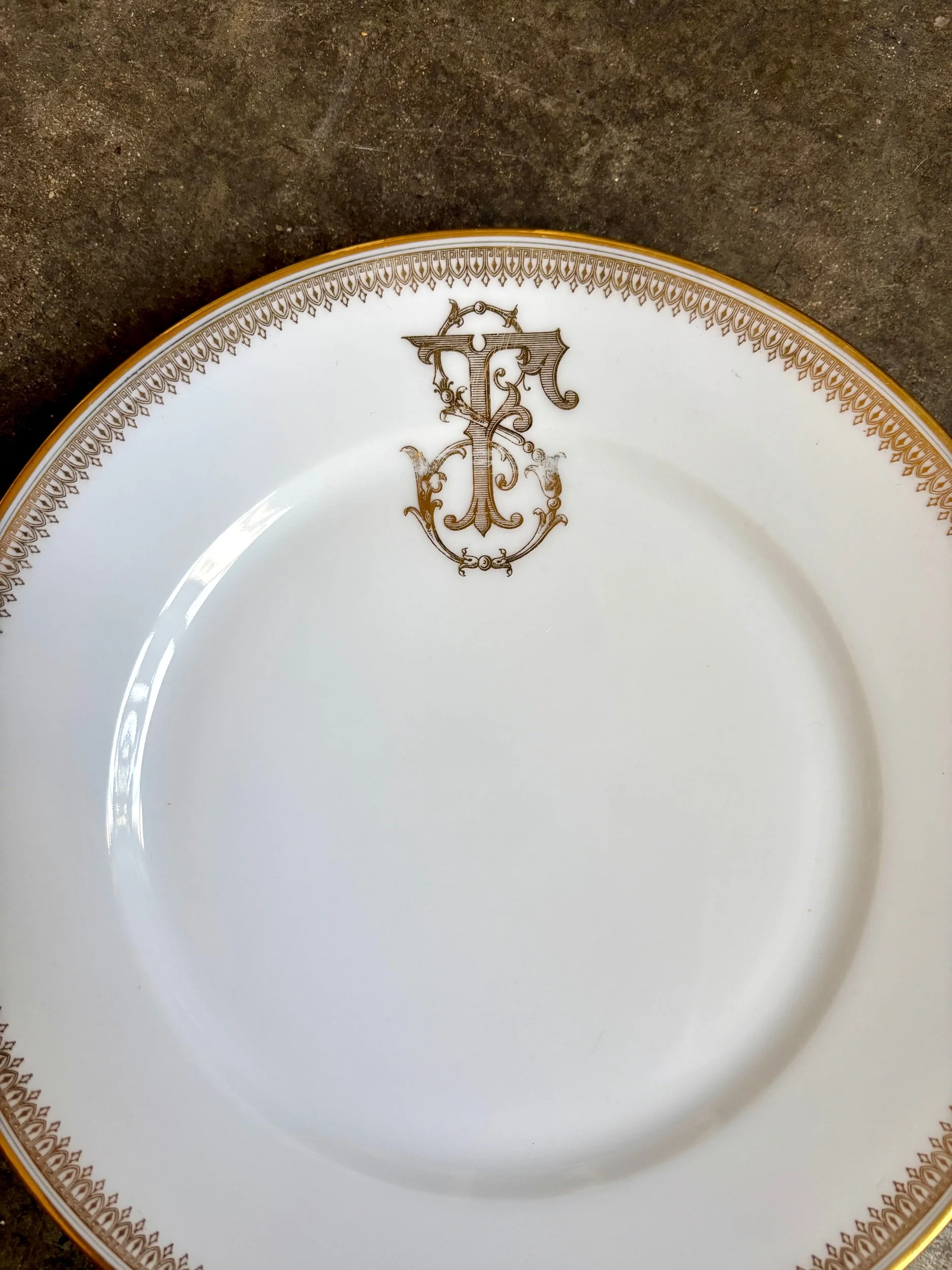 assiette-plate-porcelaine-dore-monogramme-f-vaisselle-vintage-aclassique-axs-design-paris-france