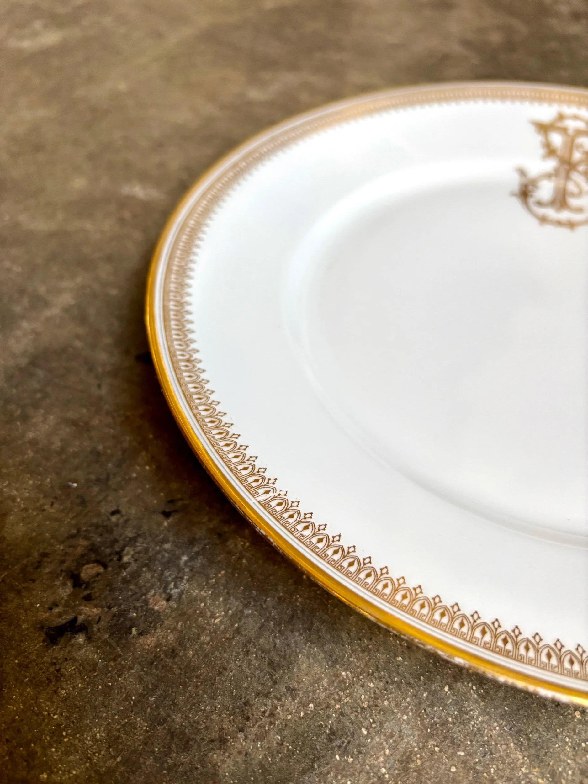 assiette-plate-porcelaine-dore-monogramme-f-vaisselle-vintage-aclassique-axs-design-paris-france