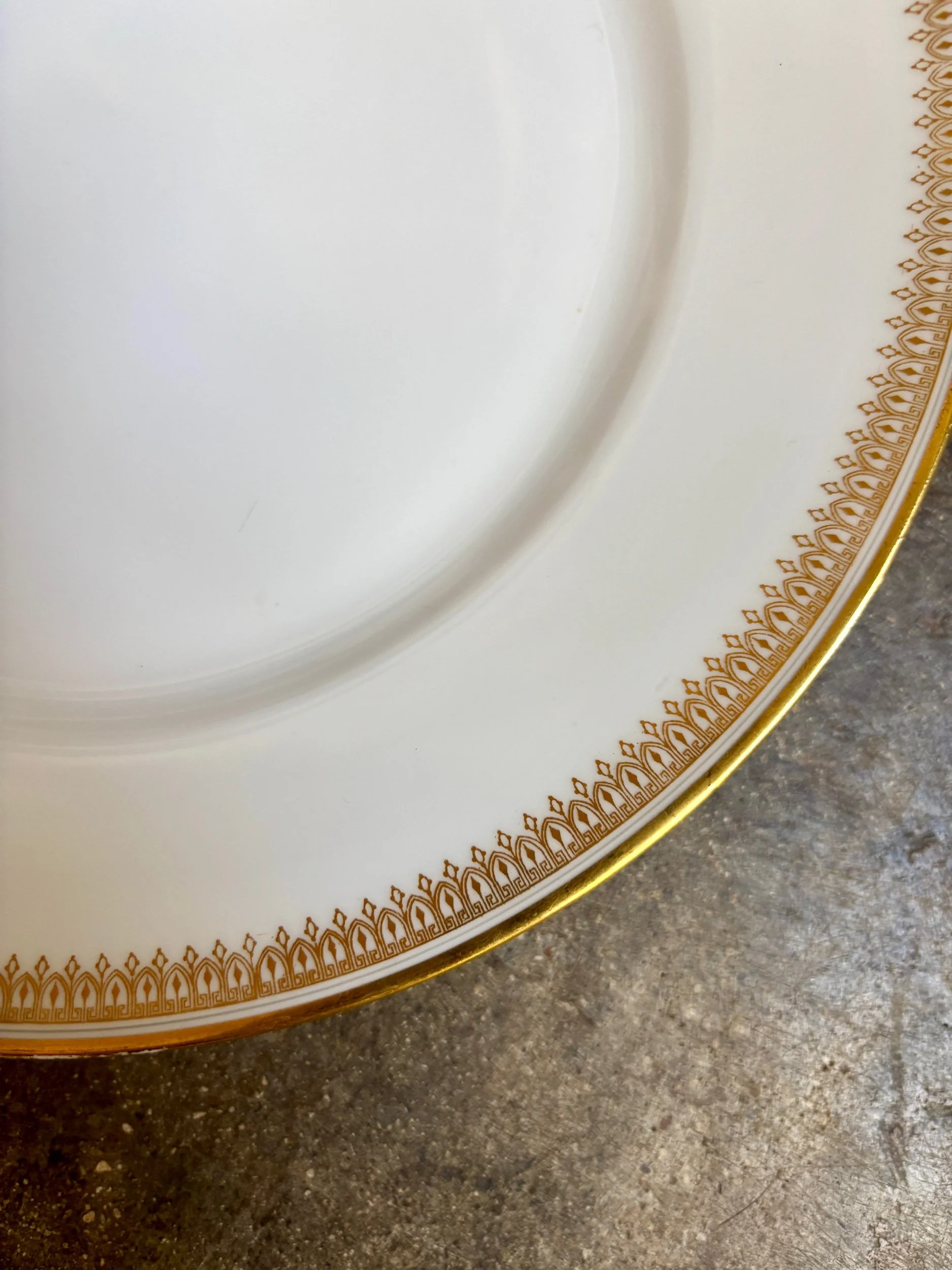 assiette-plate-porcelaine-dore-monogramme-f-vaisselle-vintage-aclassique-axs-design-paris-france