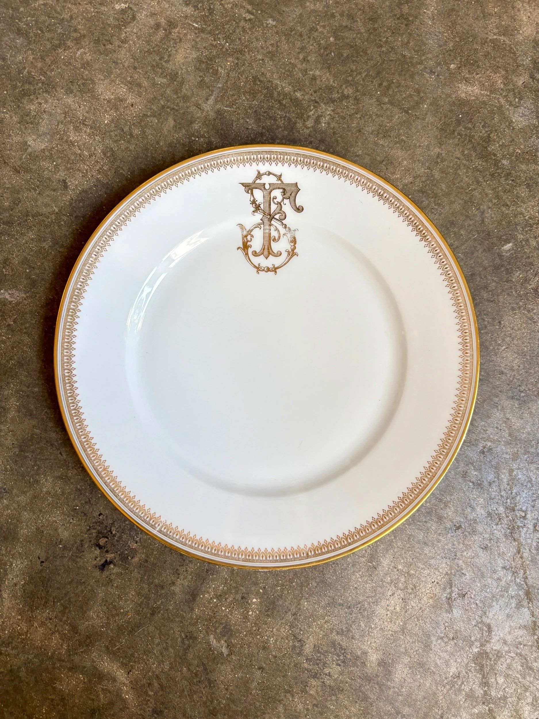 assiette-plate-porcelaine-dore-monogramme-f-vaisselle-vintage-aclassique-axs-design-paris-france