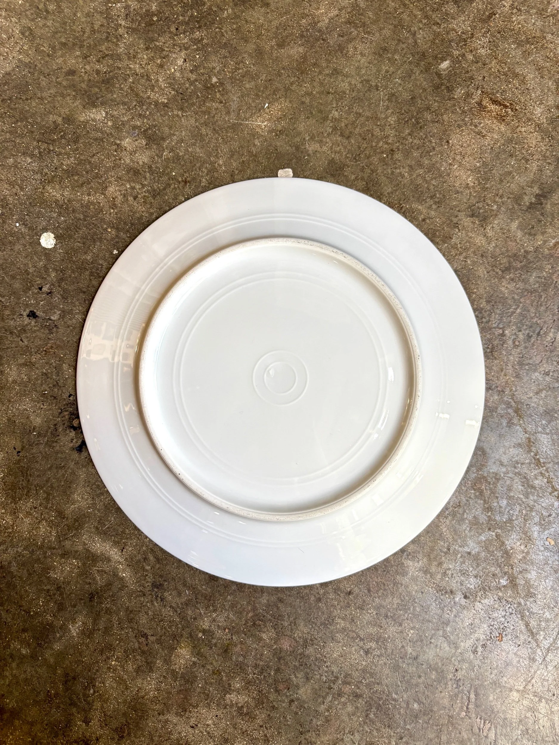 assiette-plate-porcelaine-dore-monogramme-f-vaisselle-vintage-aclassique-axs-design-paris-france