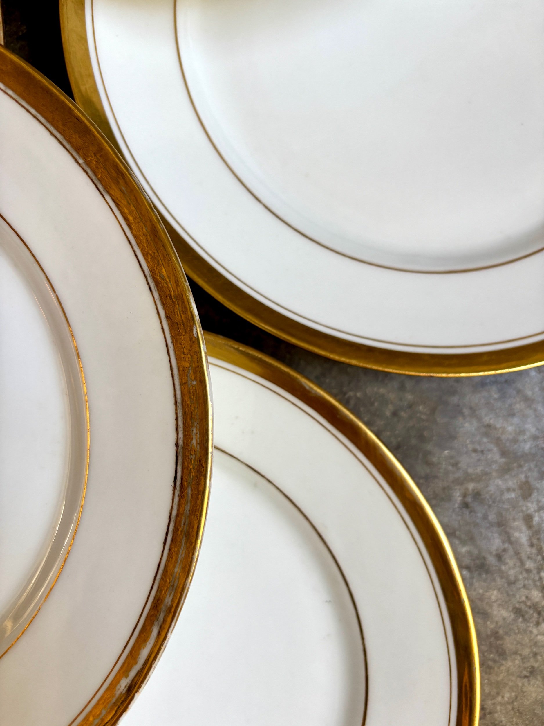 assiettes-dessert-porcelaine-blanc-dore-vaisselle-vintage-axs-design-paris-france