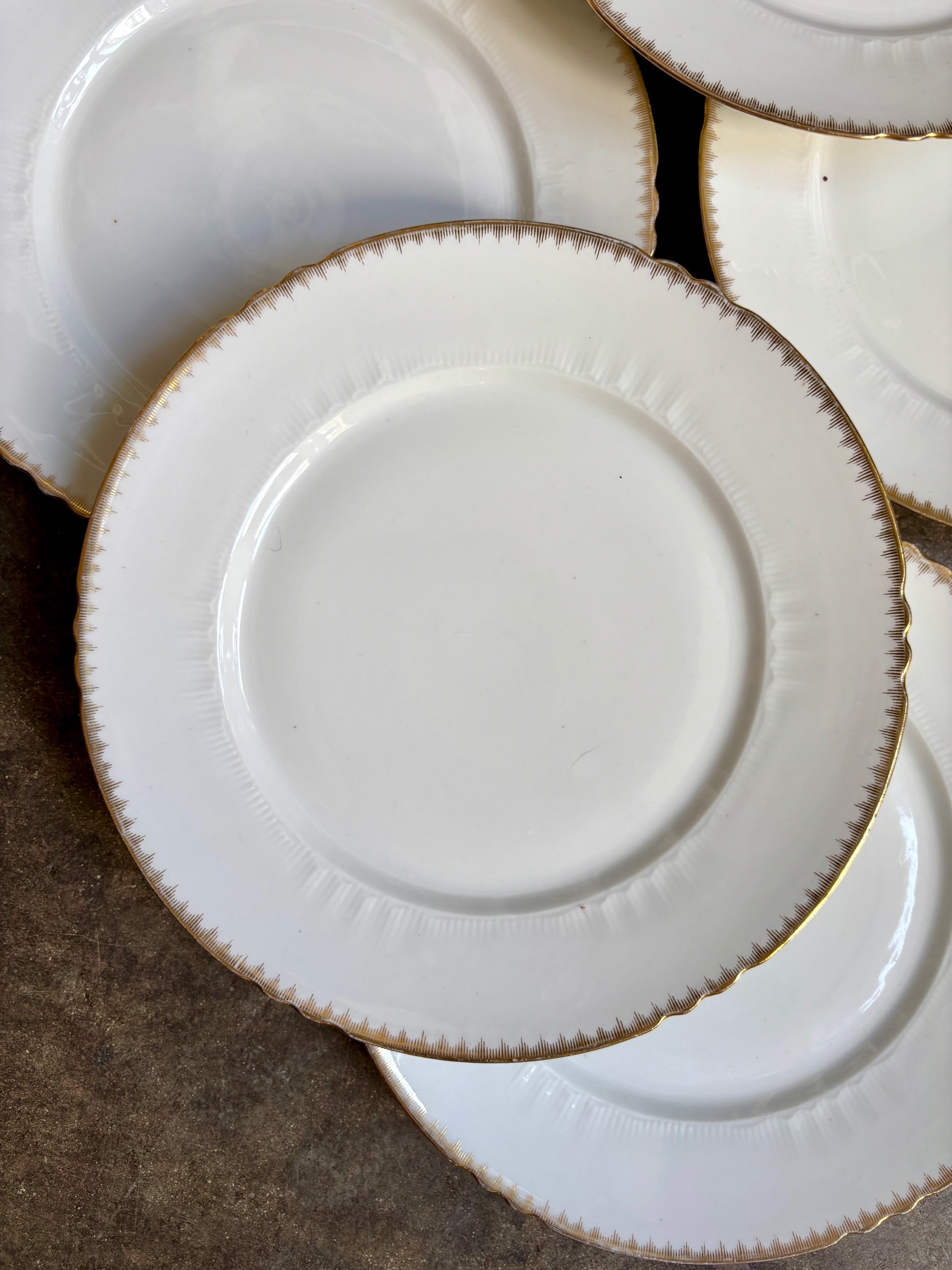 6-assiettes-plates-porcelaine-paris-blanc-dore-vaisselle-vintage-axs-design-paris-france
