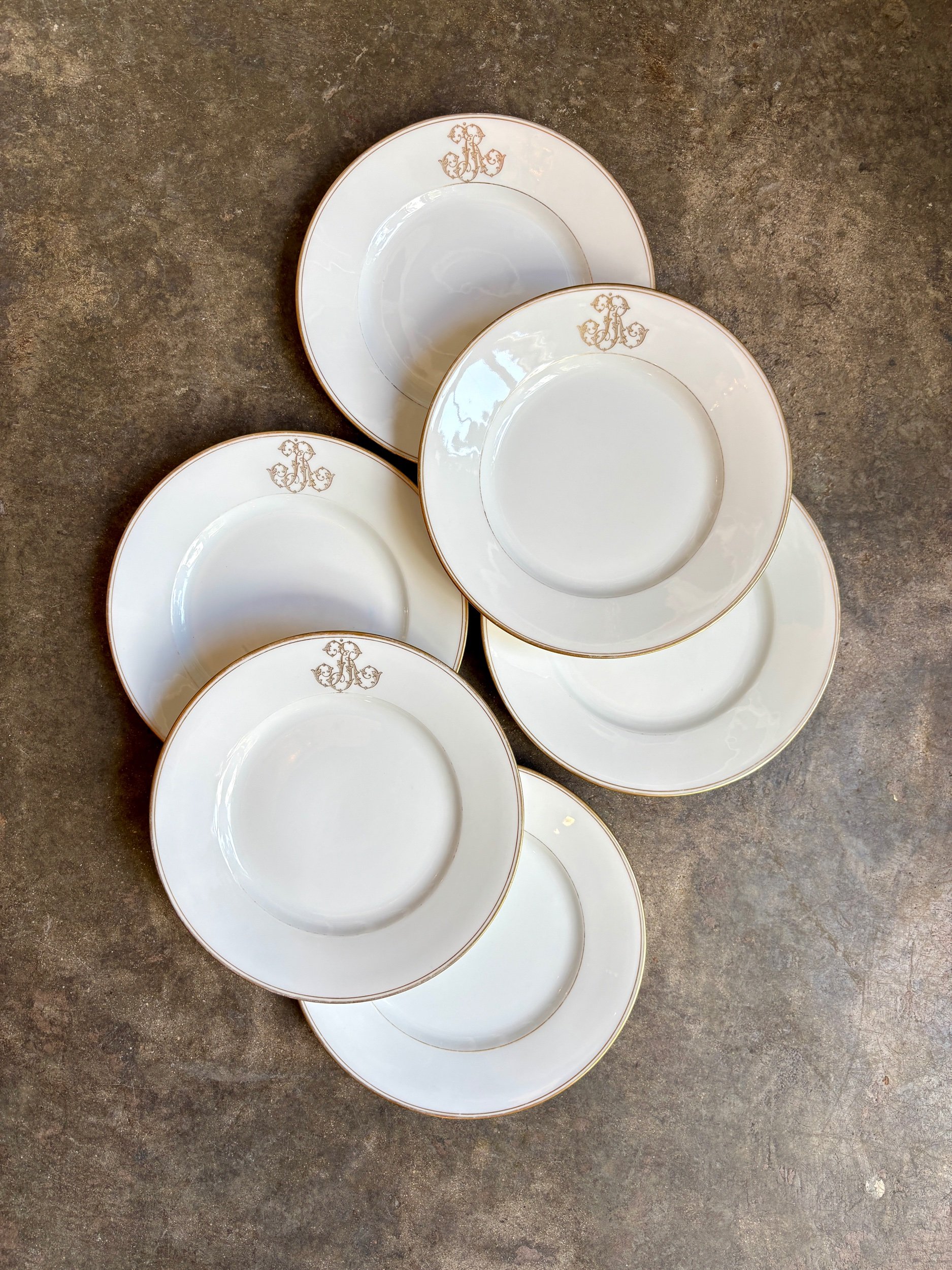 6-assiettes-dessert-porcelaine-blanc-dore-monogramme-jr-vaisselle-vintage-axs-design-paris-france