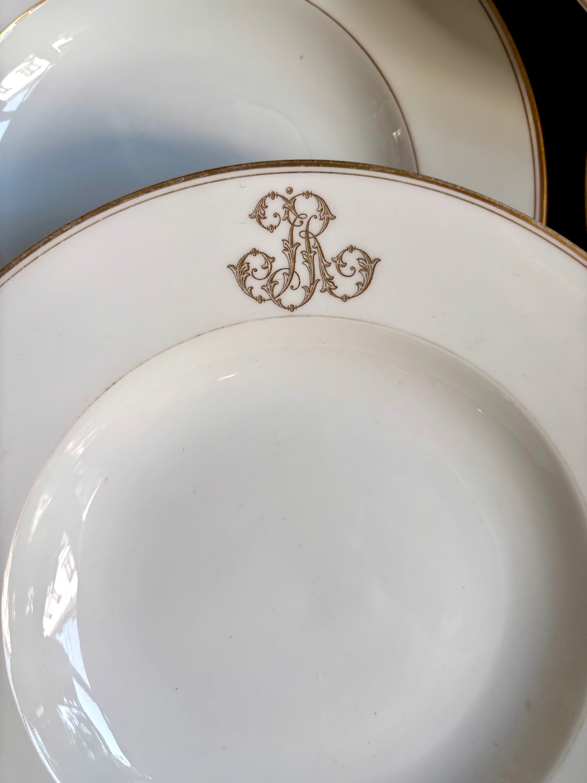 assiettes-creuses-porcelaine-paris-blanc-dore-monogramme-vaisselle-vintage-axs-design-france