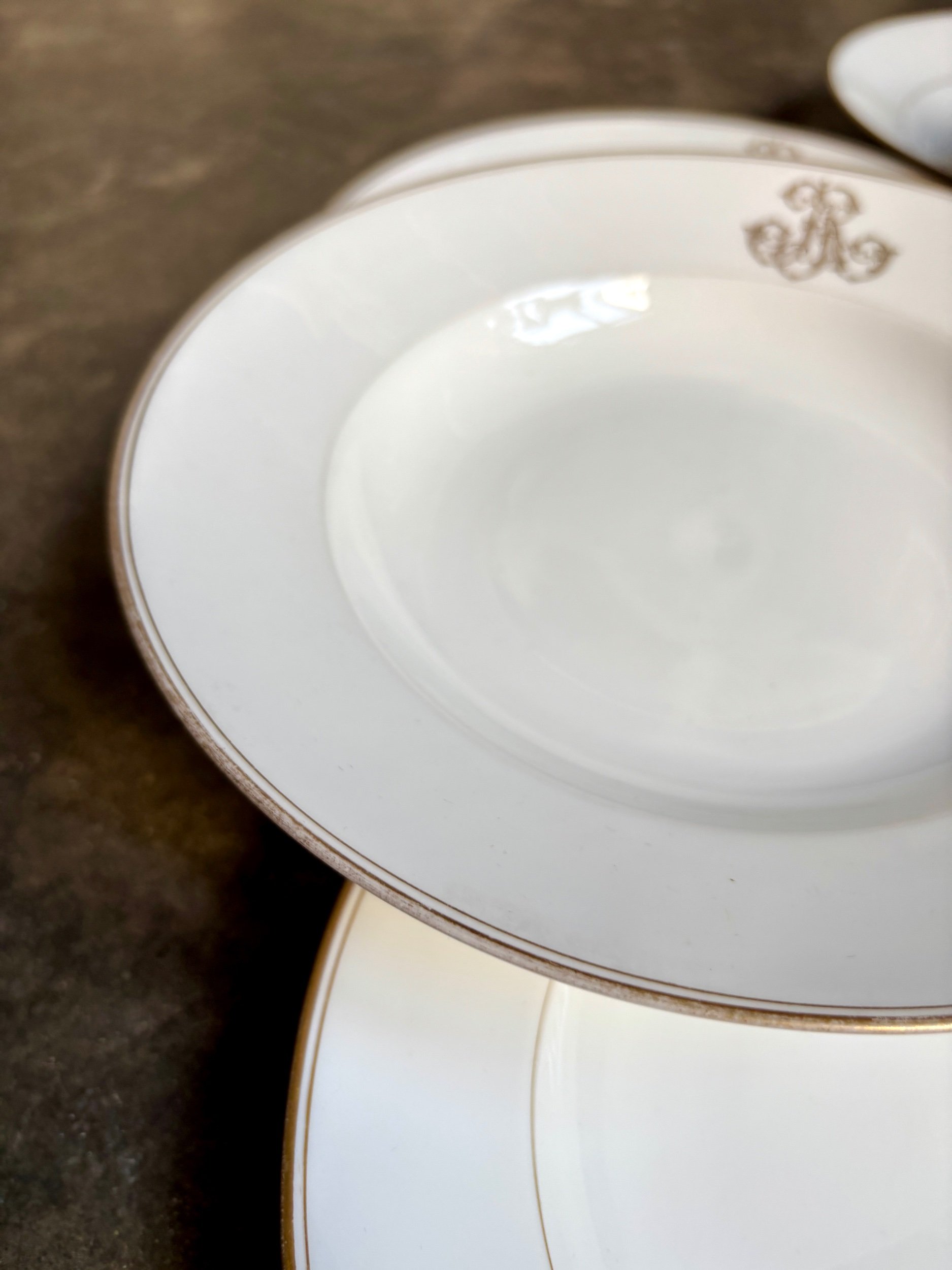assiettes-creuses-porcelaine-paris-blanc-dore-monogramme-vaisselle-vintage-axs-design-france