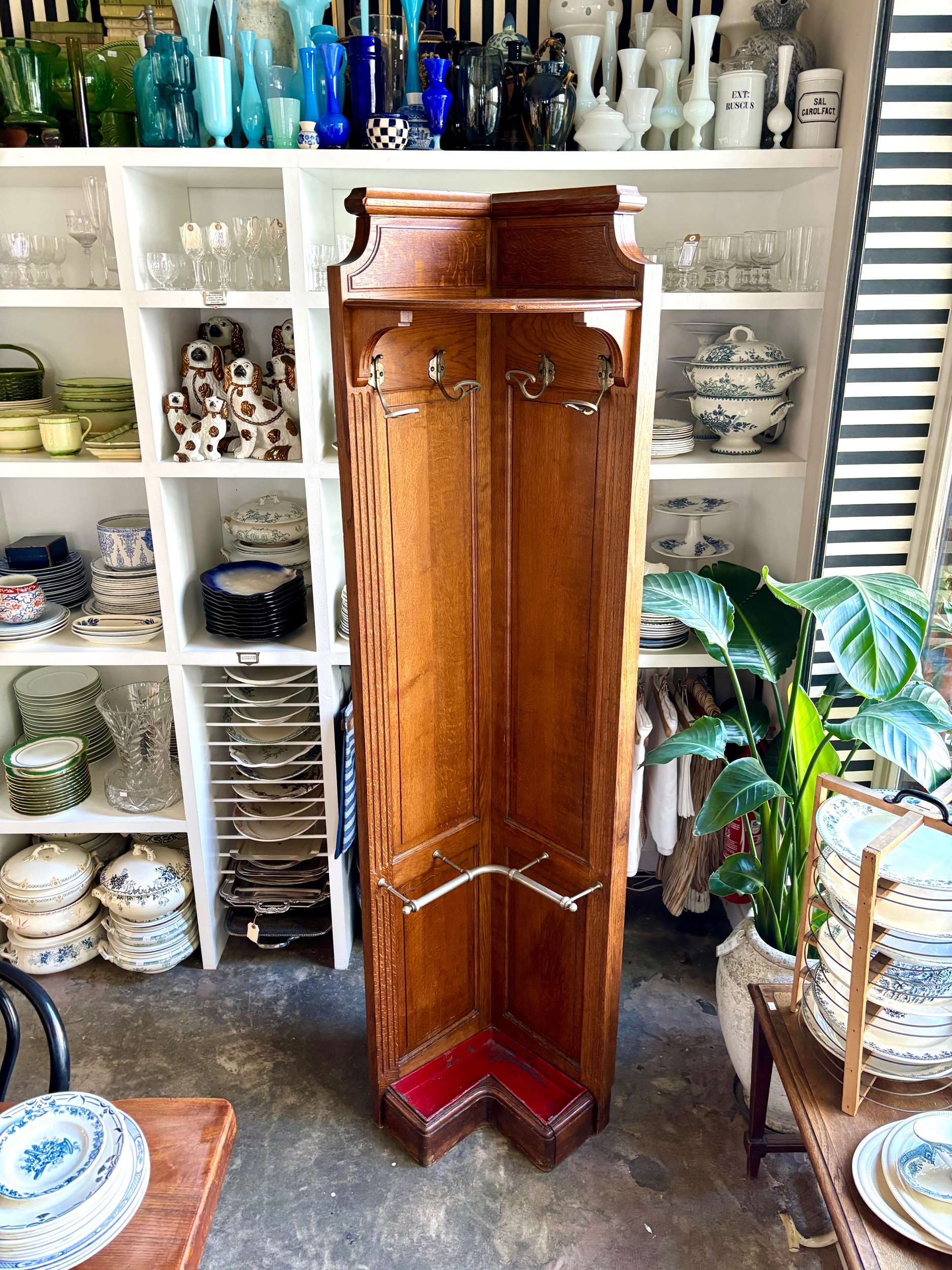 vestiaire-bois-fonce-portemanteau-rangement-classique-vintage-axs-design-paris-france