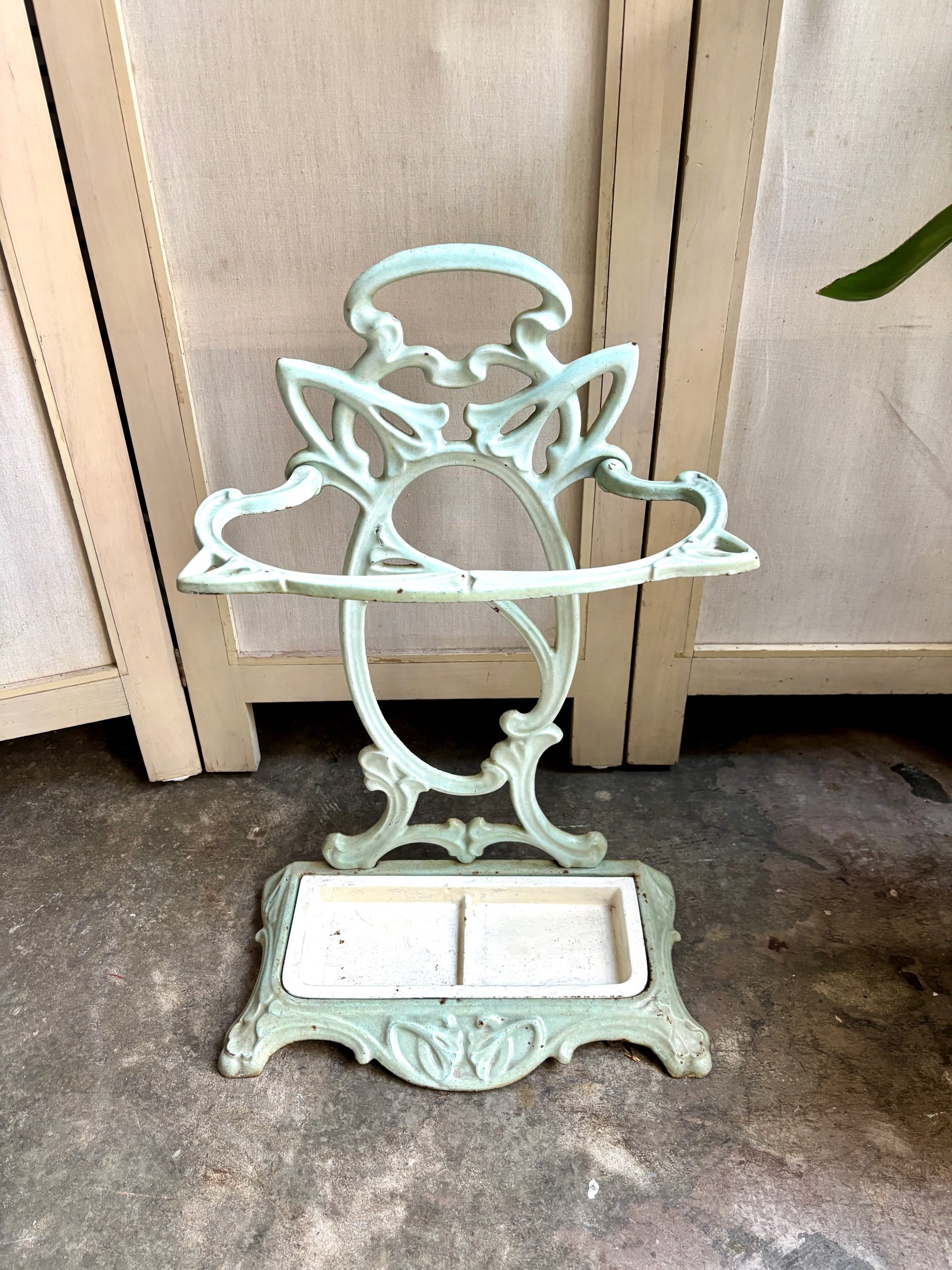porte-parapluie-art-nouveau-fonte-fer-vert-blanc-vintage-axs-design-paris-france