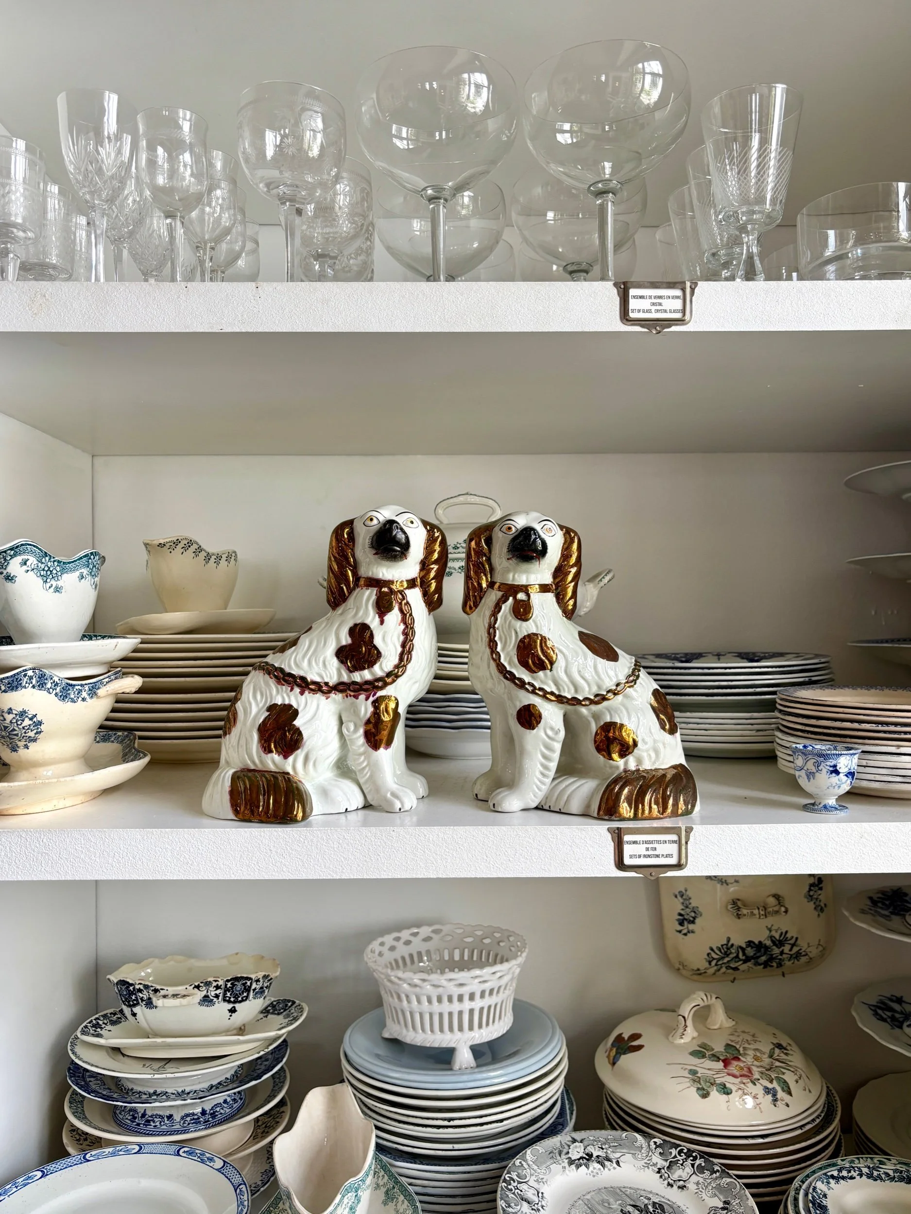 chiens-cavalier-king-charles-faience-blanc-marron-staffordshire-1860-decoration-antique-vintage-axs-design-paris-france