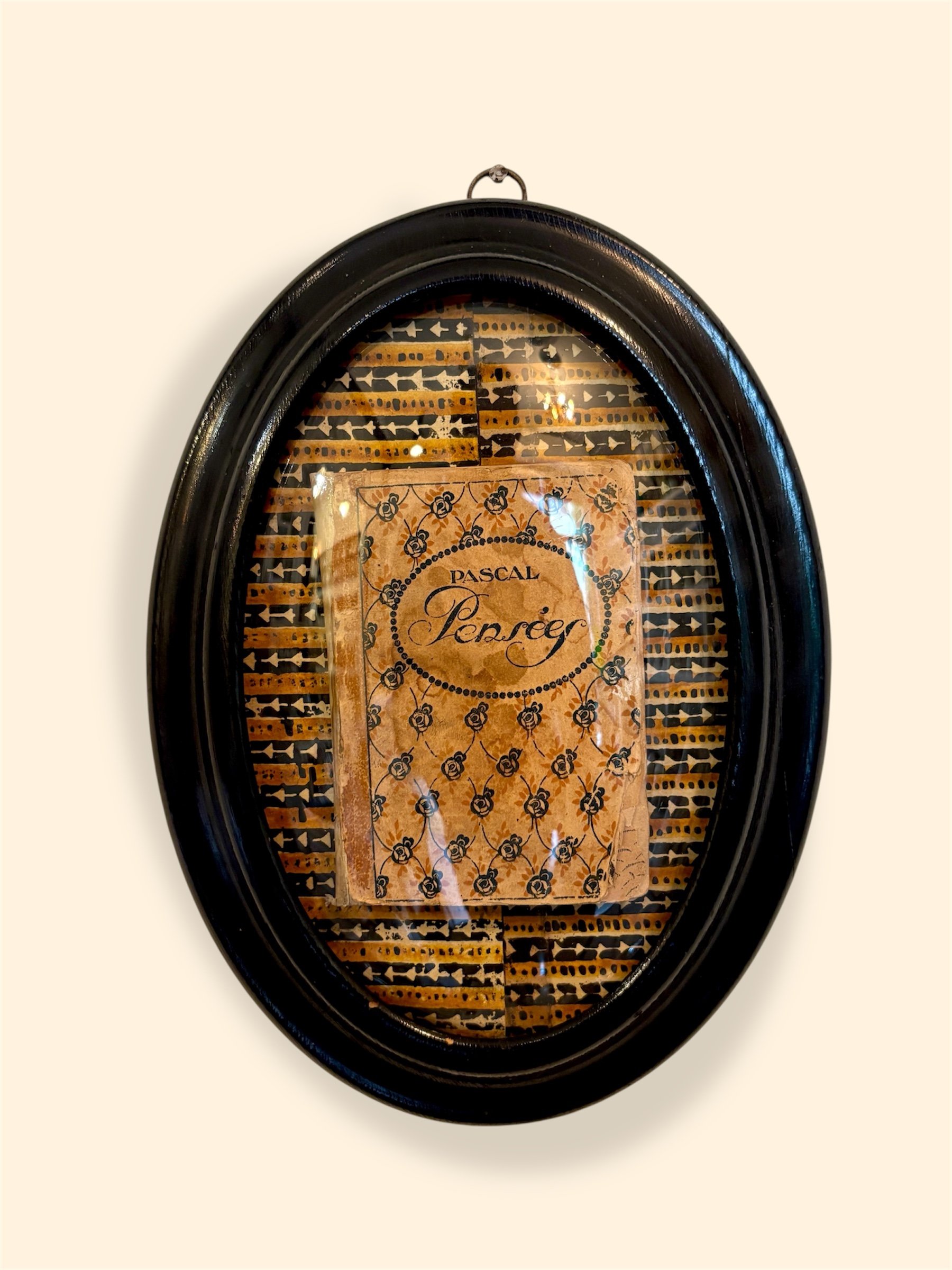 cadre-napoleon-iii-bois-noir-papier-dominote-livre-pensees-blaise-pascal-creation-crutiosites-axs-design-paris-france