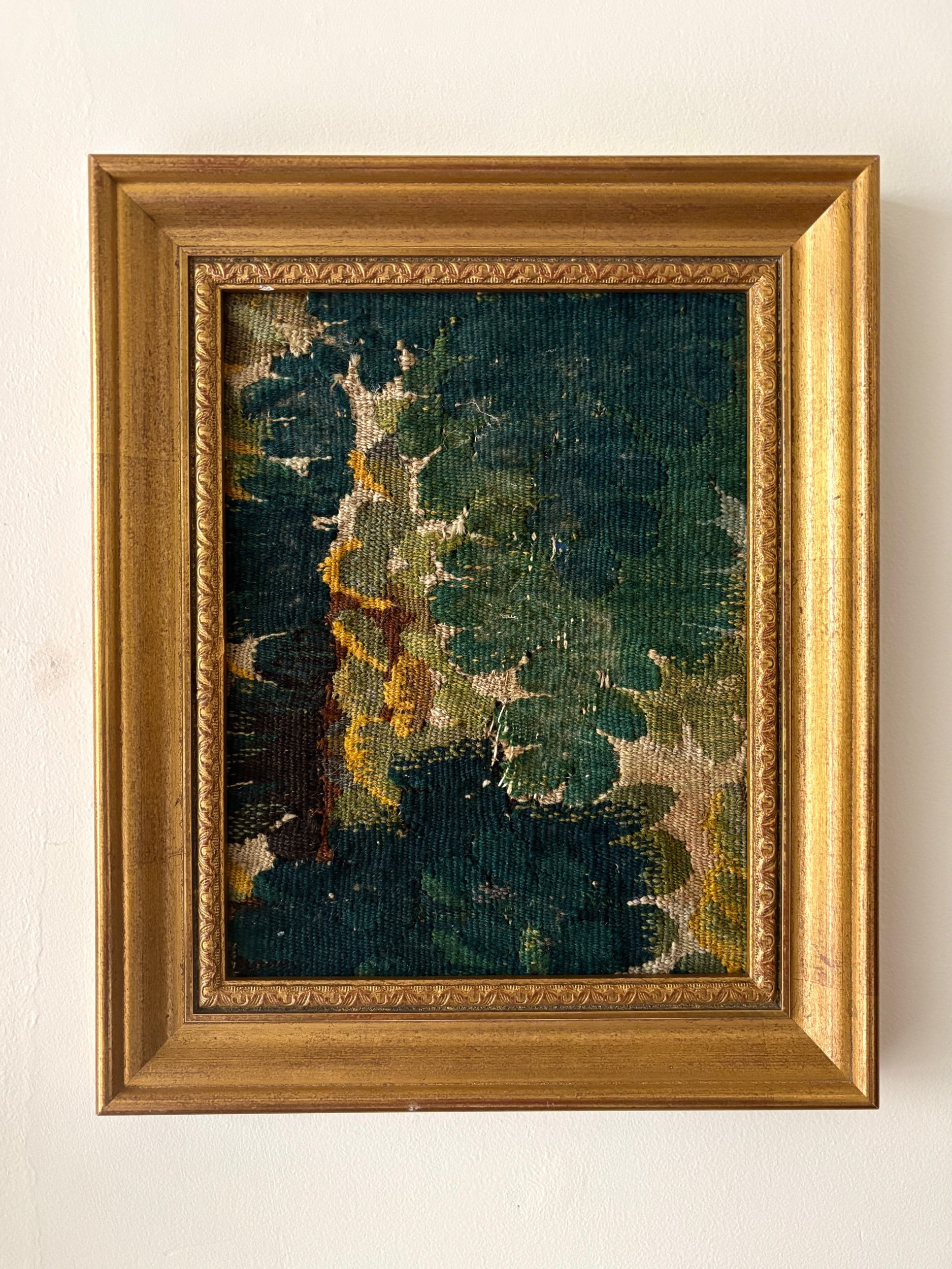 cadre-bois-stuc-moulure-dore-tapisserie-aubusson-vert-beige-antique-decoration-axs-design-paris-france