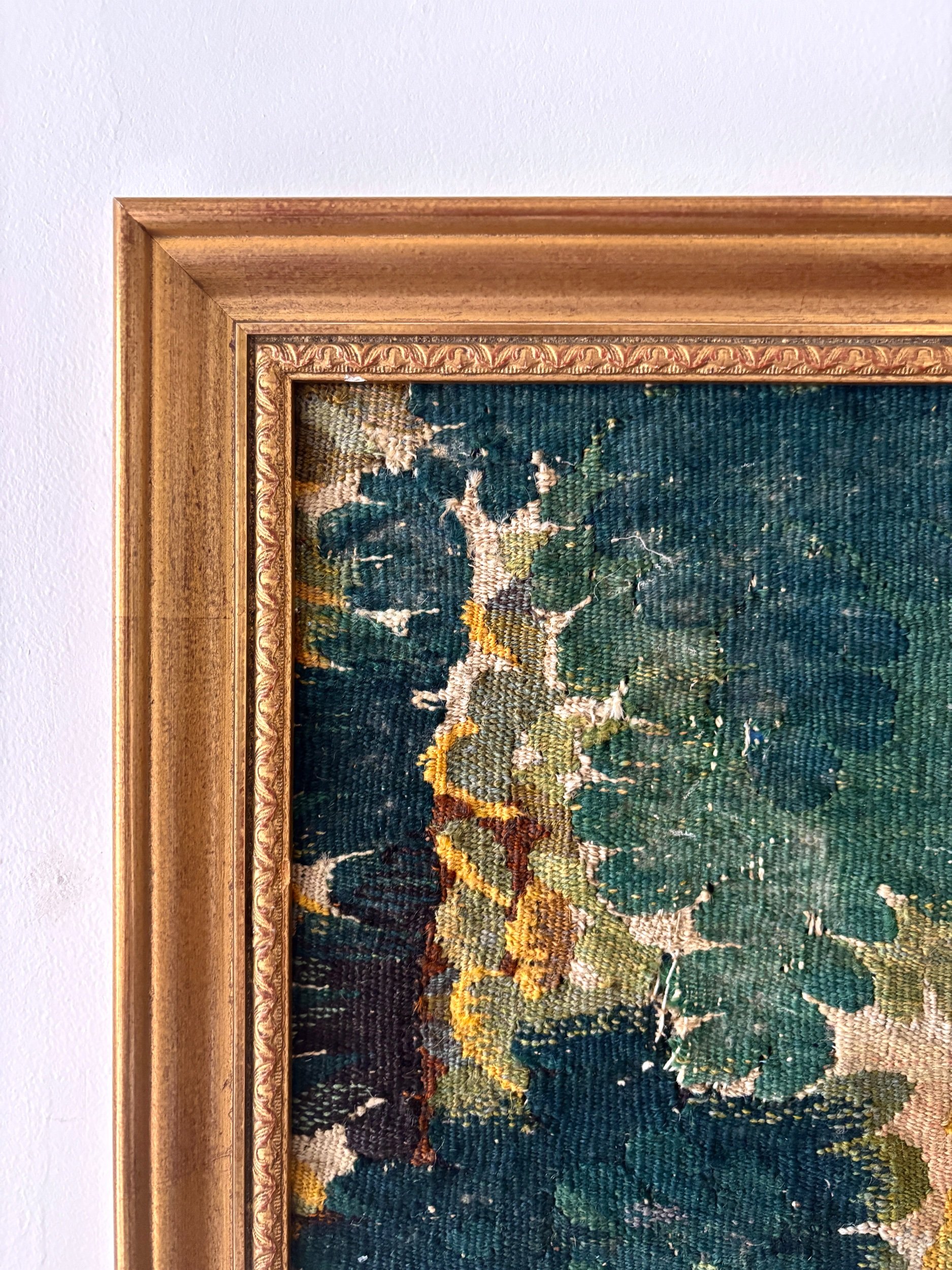 cadre-bois-stuc-moulure-dore-tapisserie-aubusson-vert-beige-antique-decoration-axs-design-paris-france