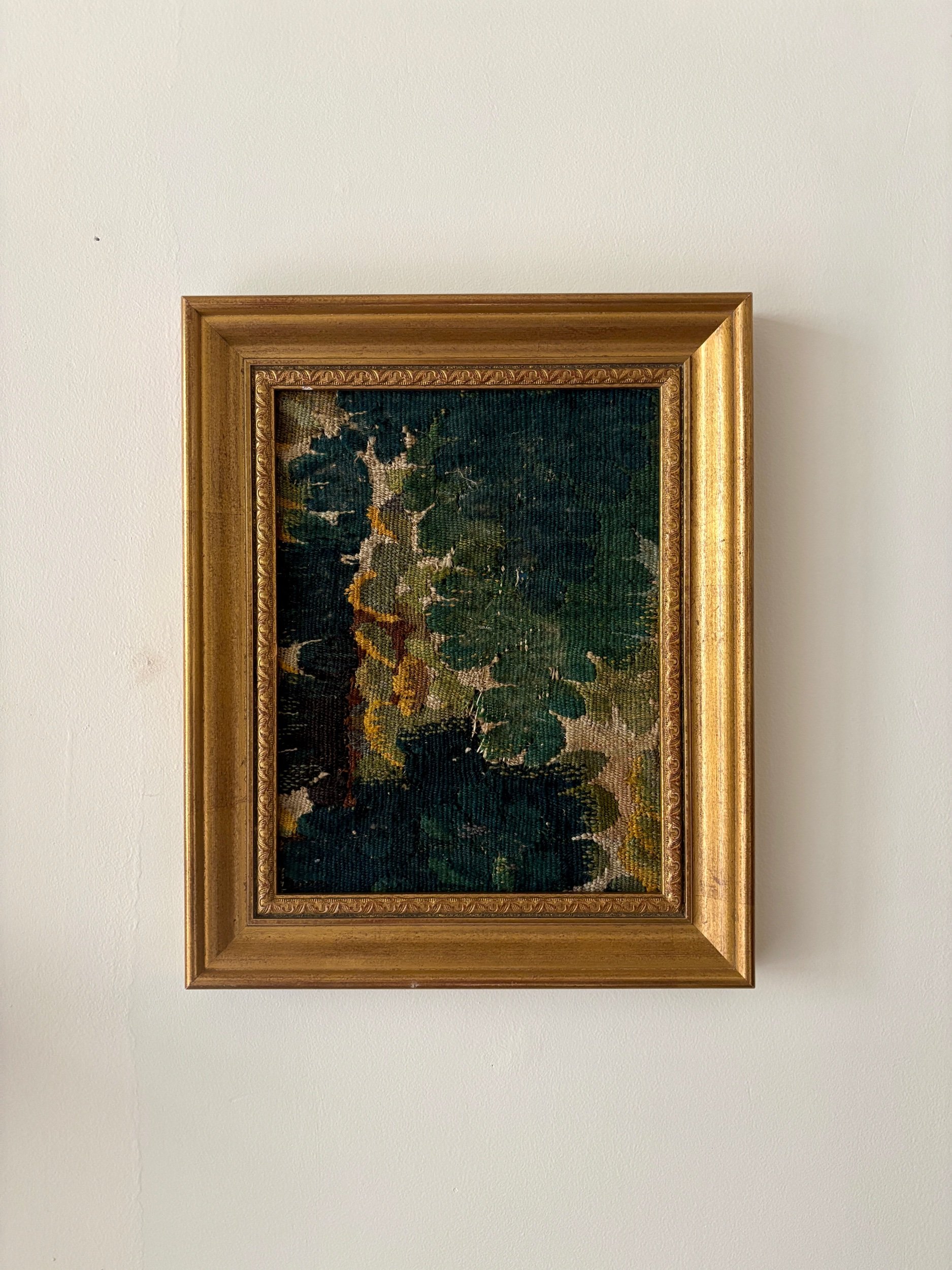 cadre-bois-stuc-moulure-dore-tapisserie-aubusson-vert-beige-antique-decoration-axs-design-paris-france