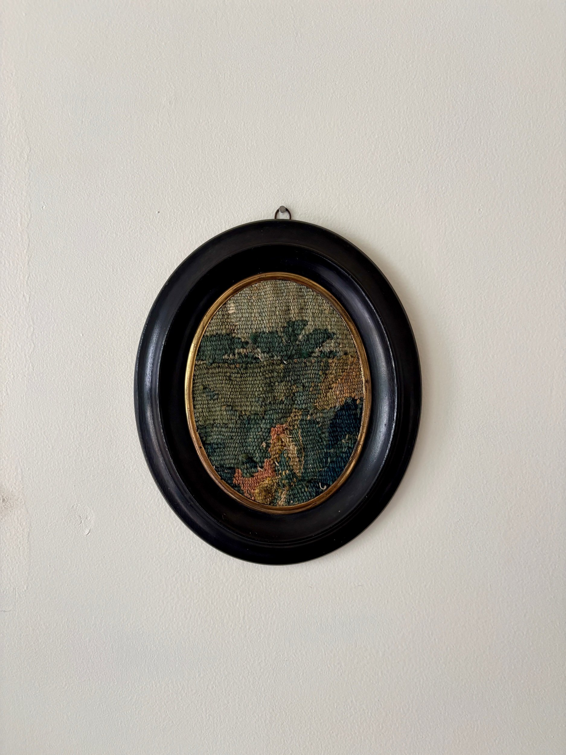 cadre-ovale-napoleon-iii-bois-noir-dore-tapisserie-aubusson-vert-beige-antique-decoration-axs-design-paris-france