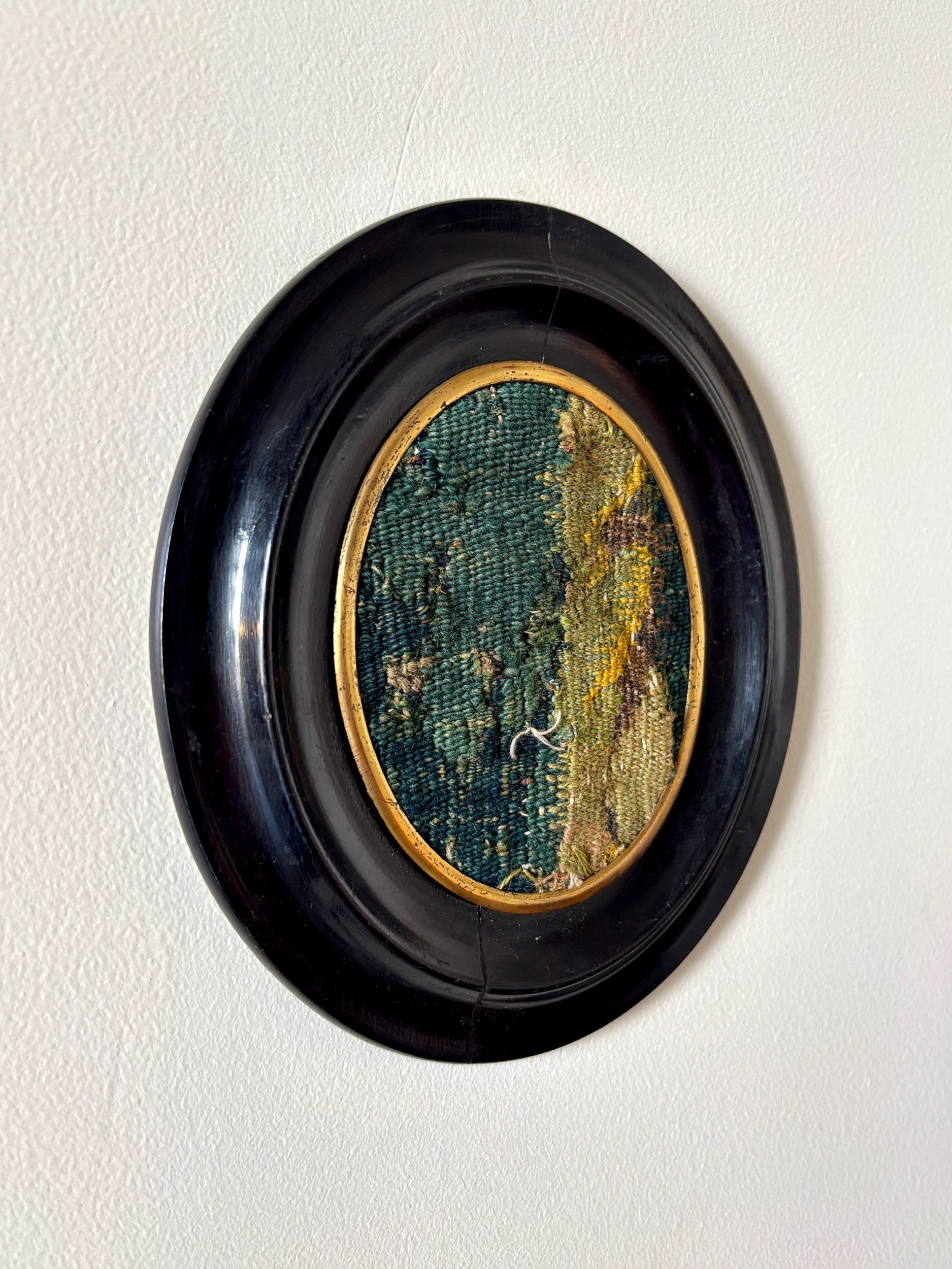 cadre-ovale-napoleon-iii-bois-noir-laiton-dore-tapisserie-aubusson-18-vert-beige-antique-decoration-axs-design-paris-france