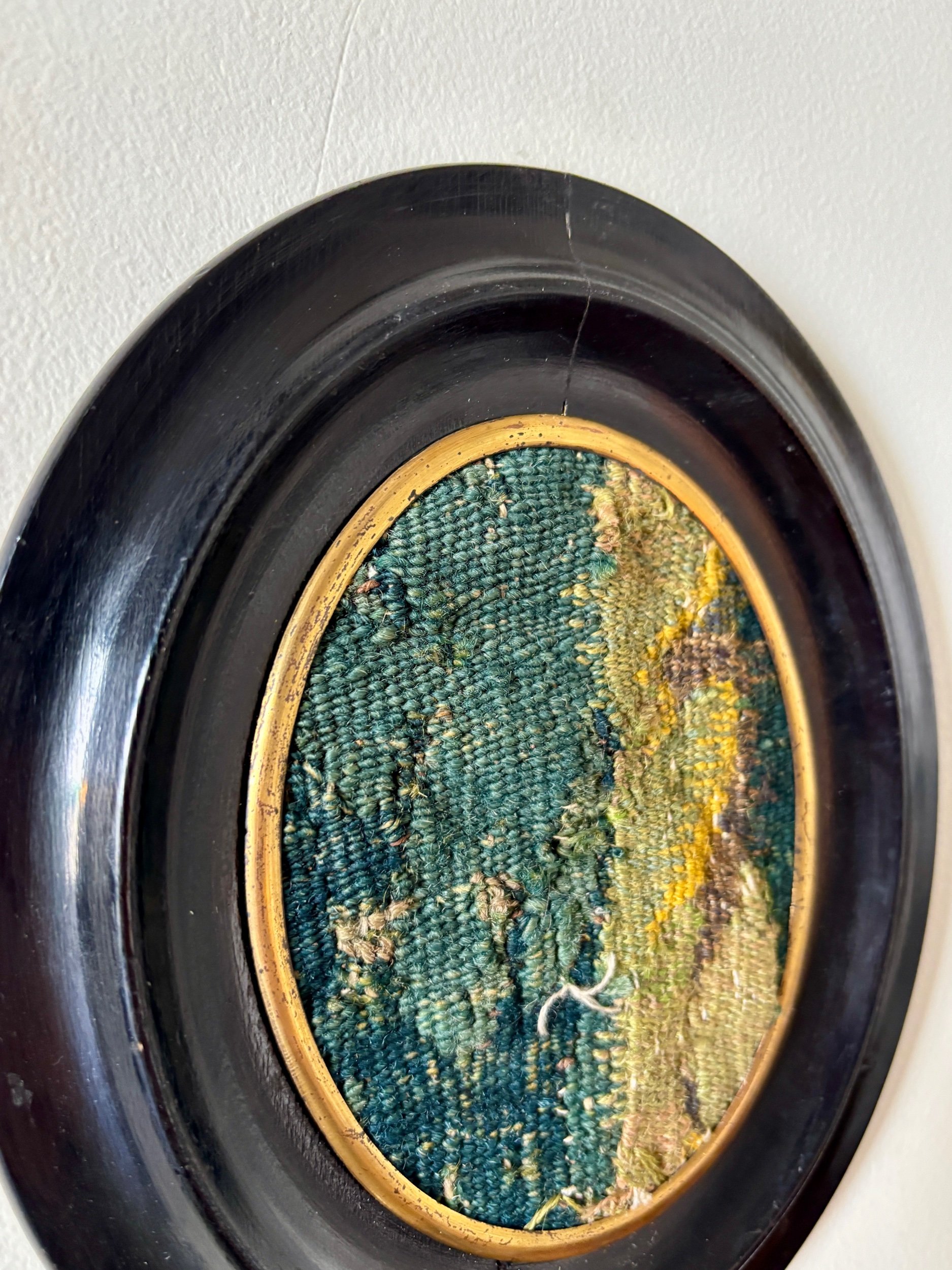 cadre-ovale-napoleon-iii-bois-noir-laiton-dore-tapisserie-aubusson-18-vert-beige-antique-decoration-axs-design-paris-france