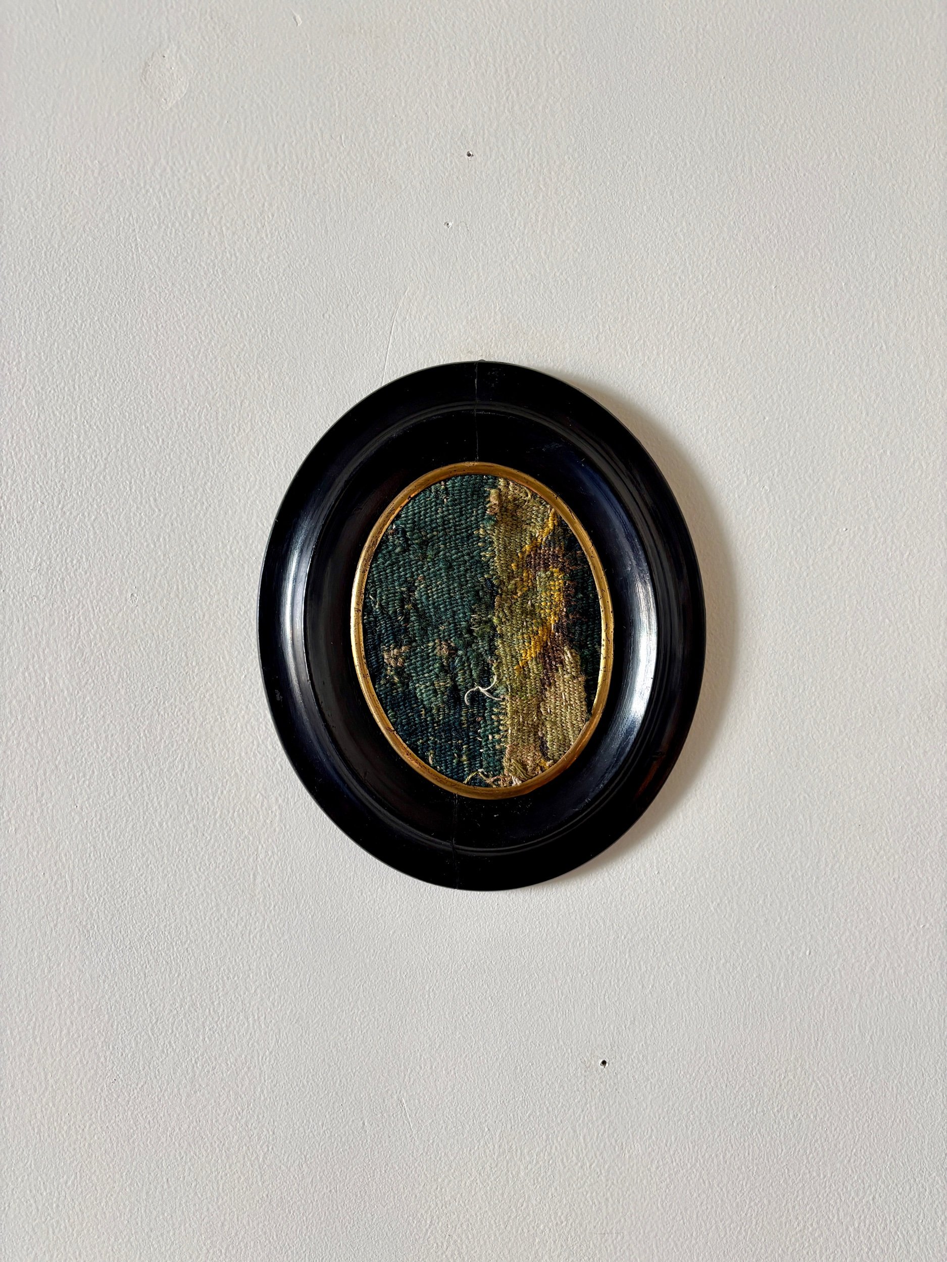cadre-ovale-napoleon-iii-bois-noir-laiton-dore-tapisserie-aubusson-18-vert-beige-antique-decoration-axs-design-paris-france