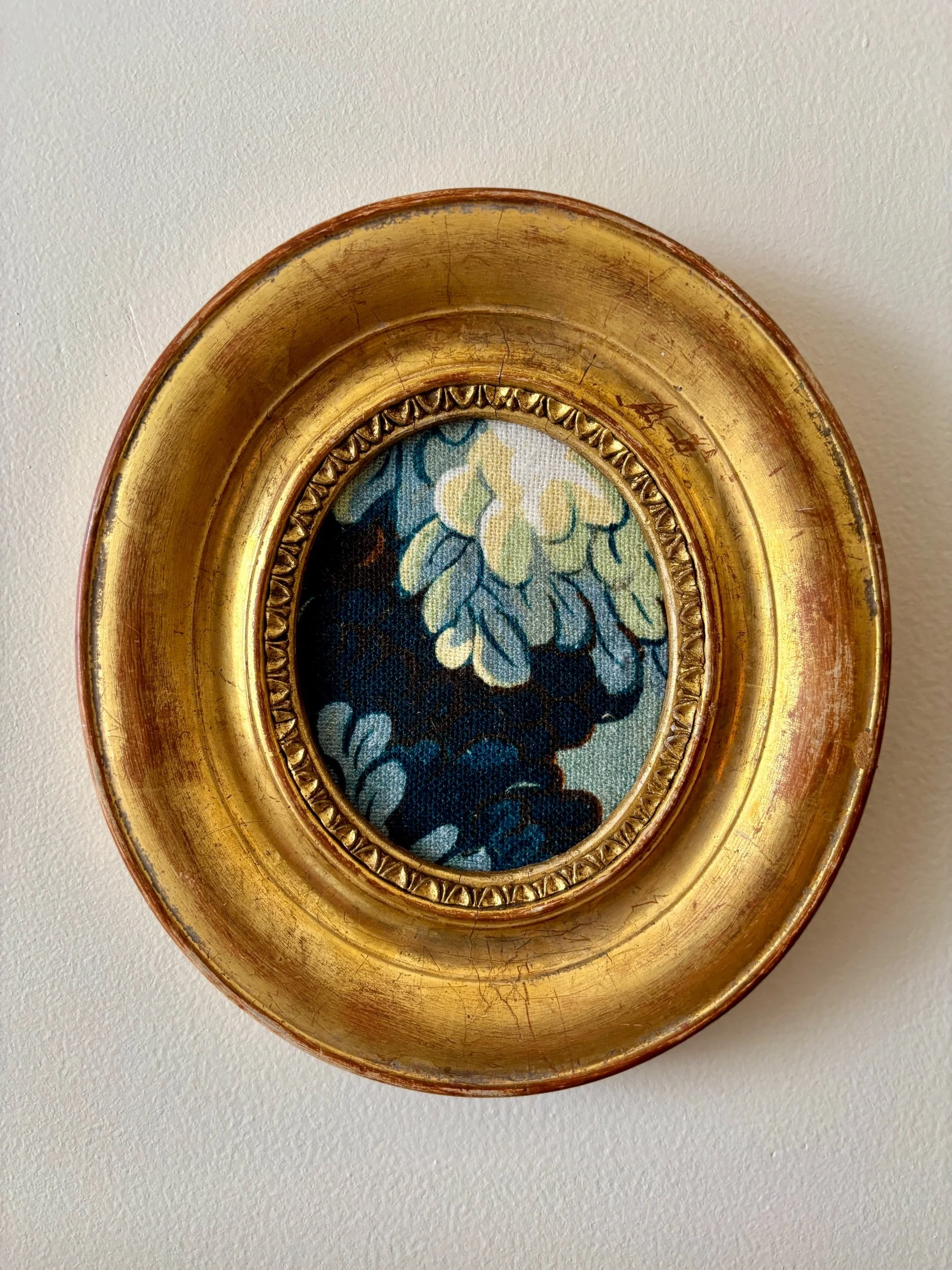 cadre-ovale-bois-dore-tissu-joli-bois-antoinette-poisson-art-decoration-vintage-axs-design-paris-france