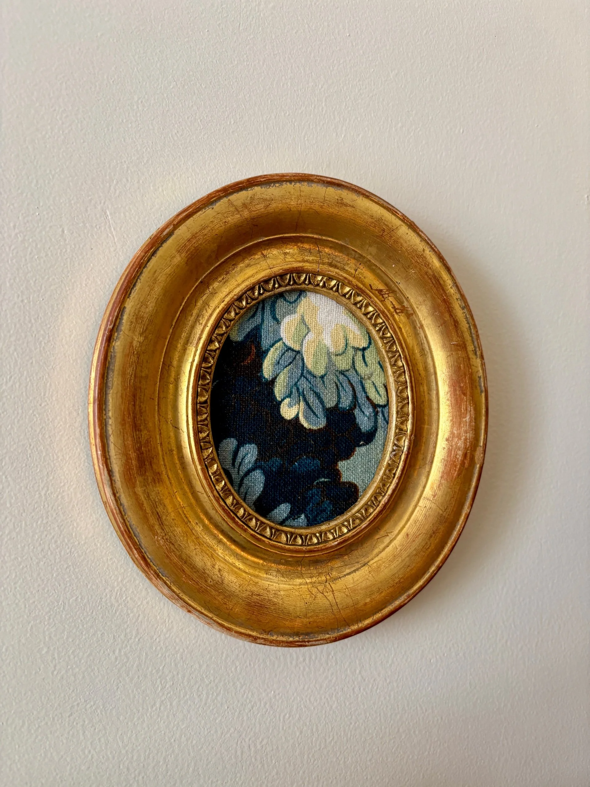 cadre-ovale-bois-dore-tissu-joli-bois-antoinette-poisson-art-decoration-vintage-axs-design-paris-france