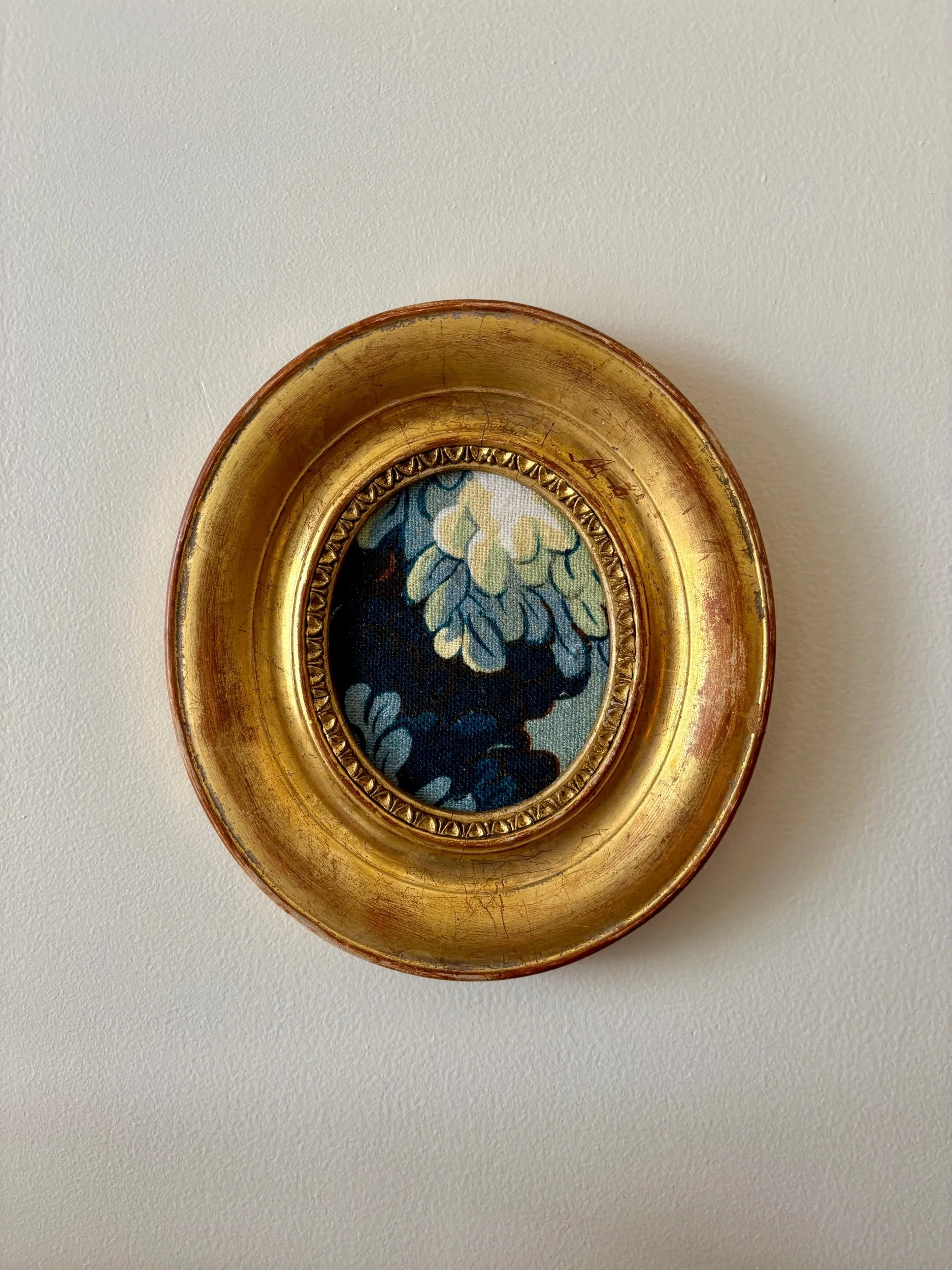 cadre-ovale-bois-dore-tissu-joli-bois-antoinette-poisson-art-decoration-vintage-axs-design-paris-france