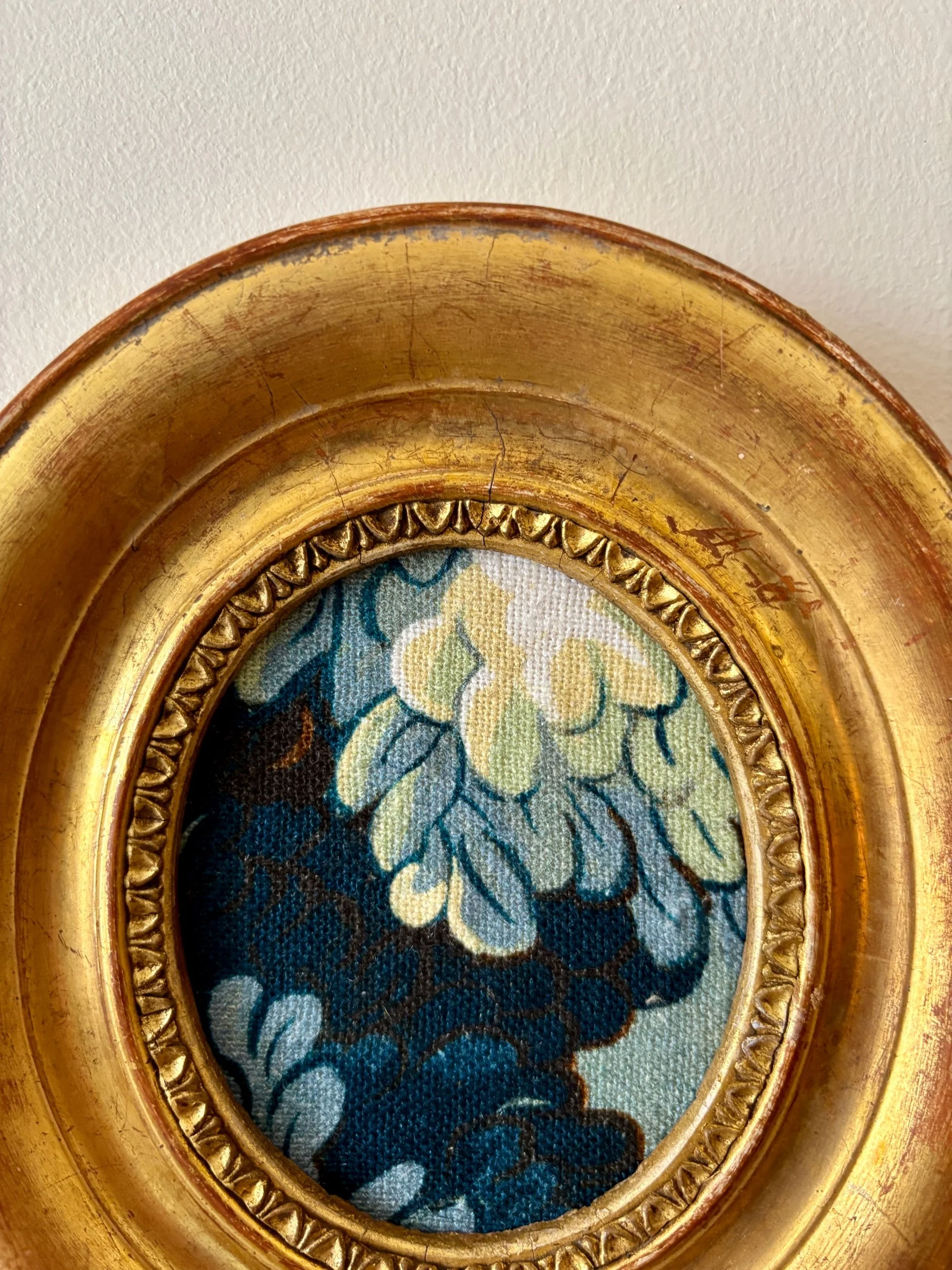 cadre-ovale-bois-dore-tissu-joli-bois-antoinette-poisson-art-decoration-vintage-axs-design-paris-france